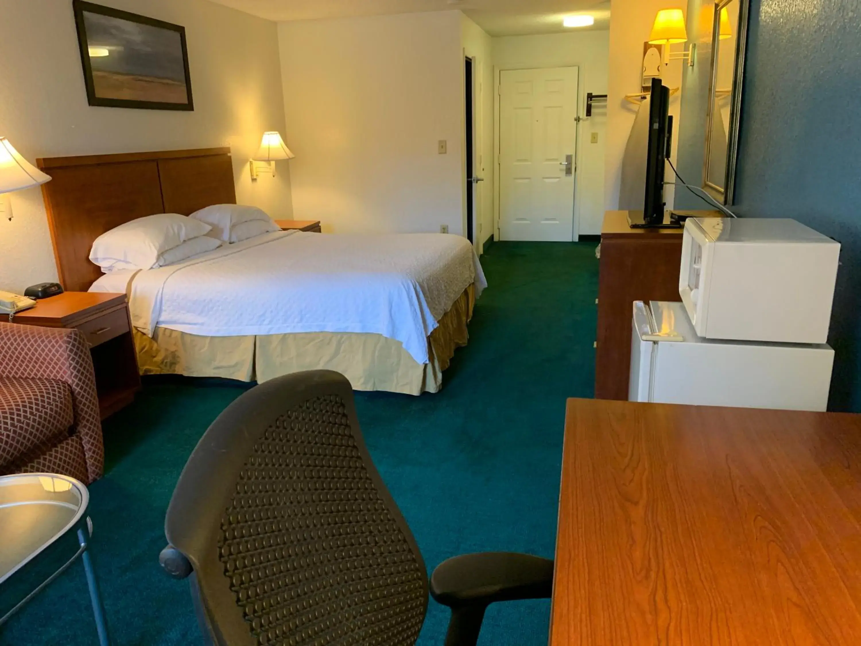 Photo of the whole room, Room Photo in Travelodge Suites by Wyndham MacClenny