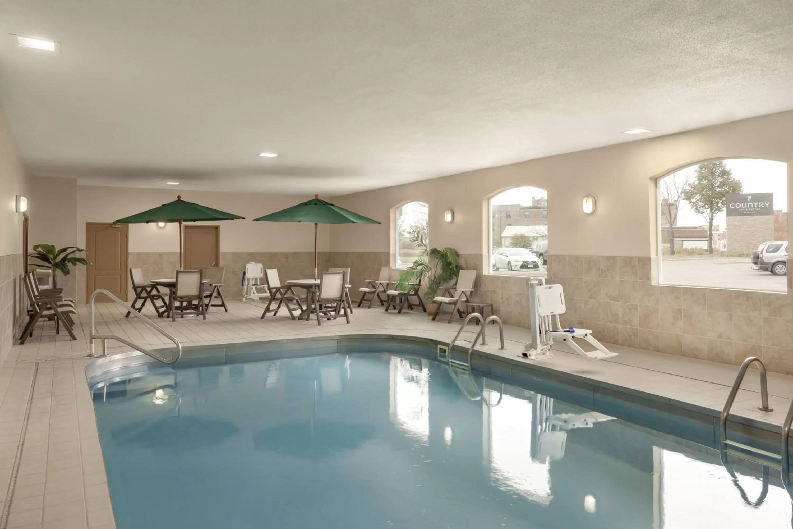 Swimming pool in Country Inn & Suites by Radisson, Sioux Falls