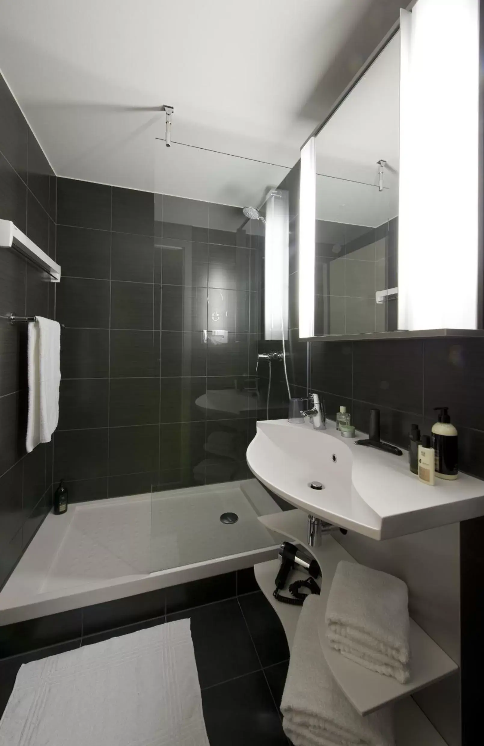 Shower, Bathroom in Aparthotel Adagio Vienna City