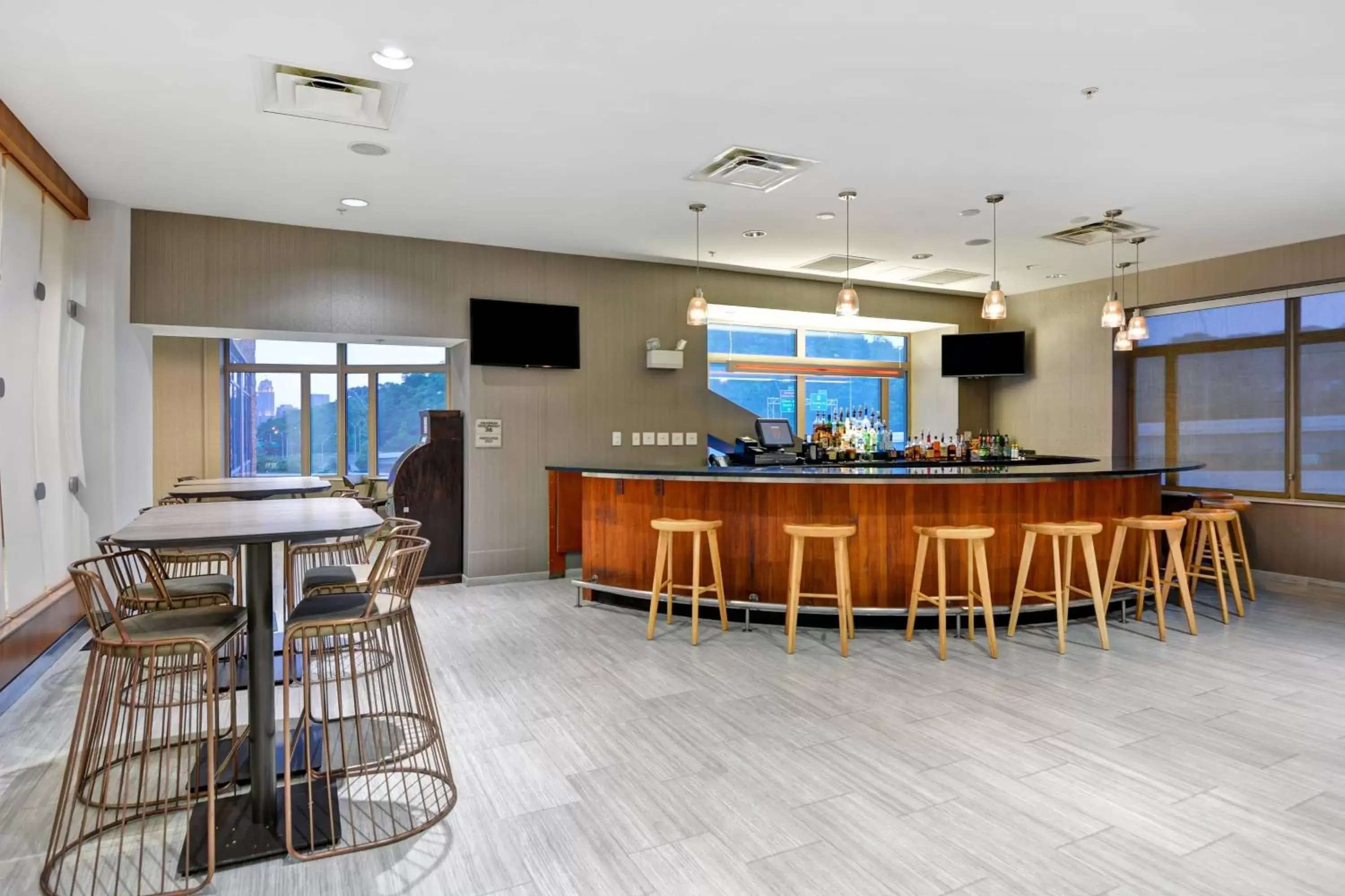 Lounge or bar in SpringHill Suites by Marriott Cincinnati Midtown