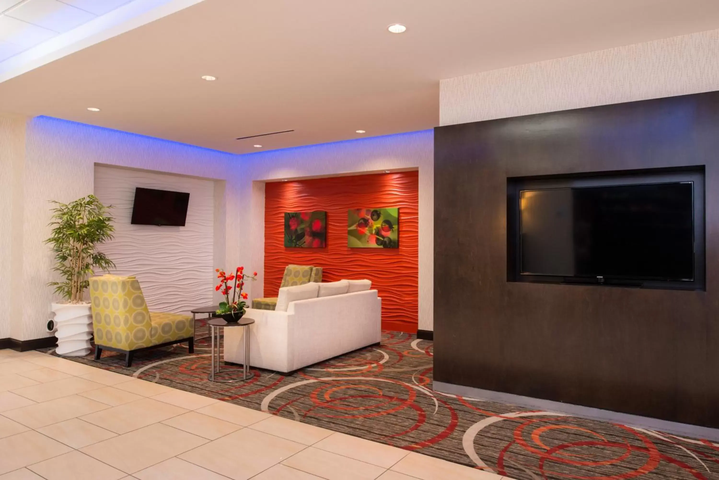 Property building, TV/Entertainment Center in Holiday Inn Express & Suites Monroe, an IHG Hotel