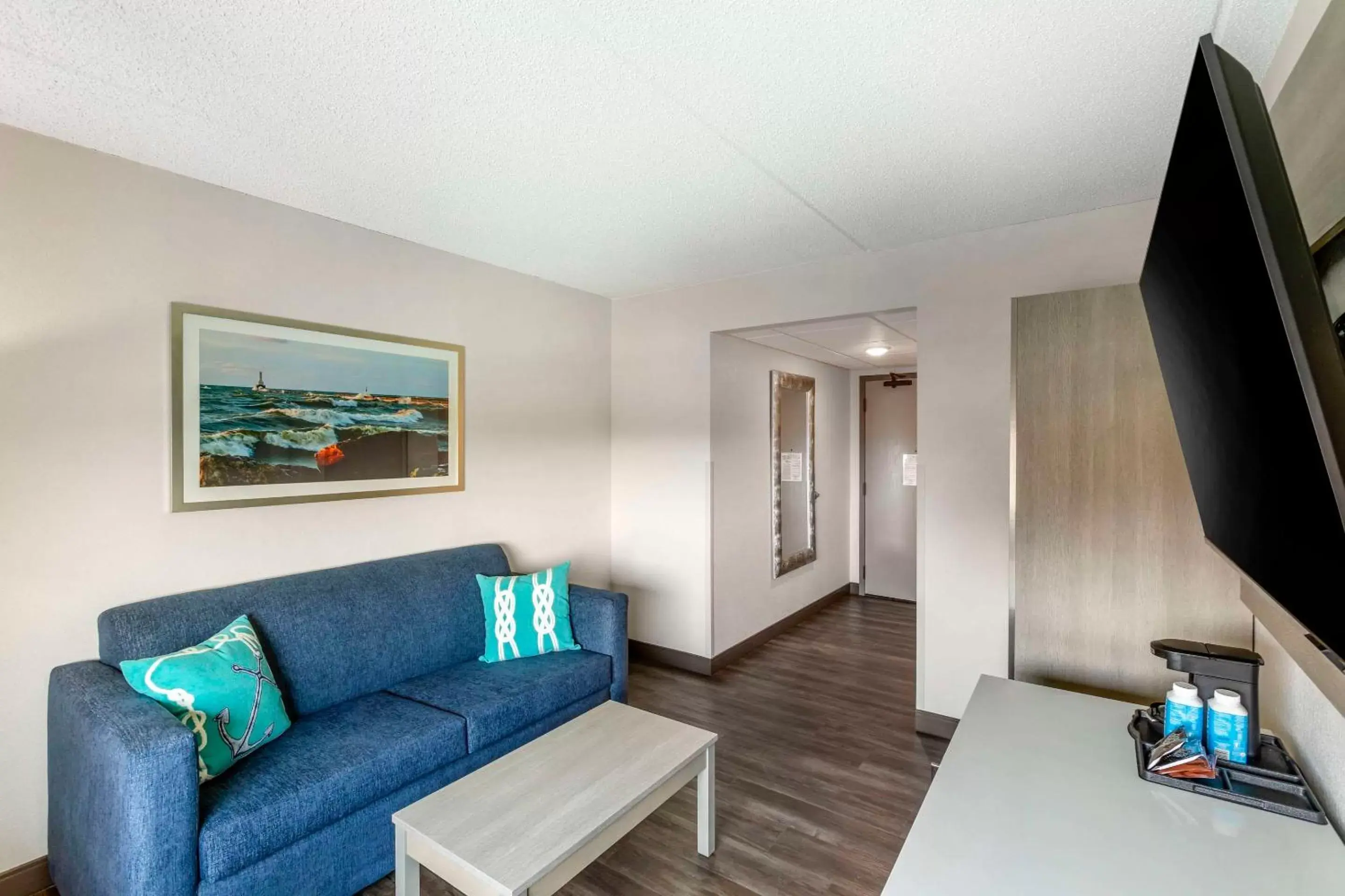 Bedroom, Seating Area in The Harborview, Ascend Hotel Collection