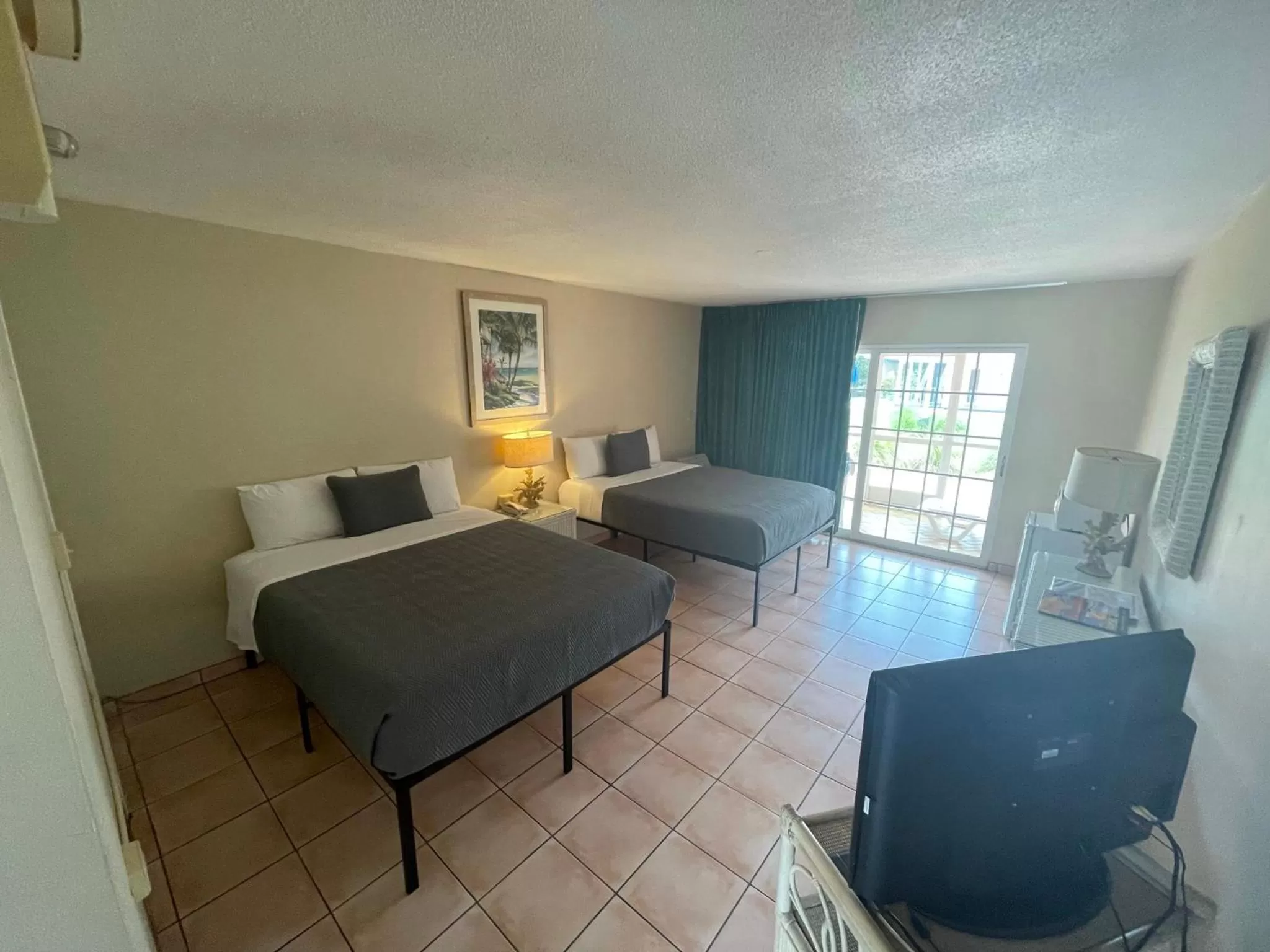 Bed in Breezy Palms Resort