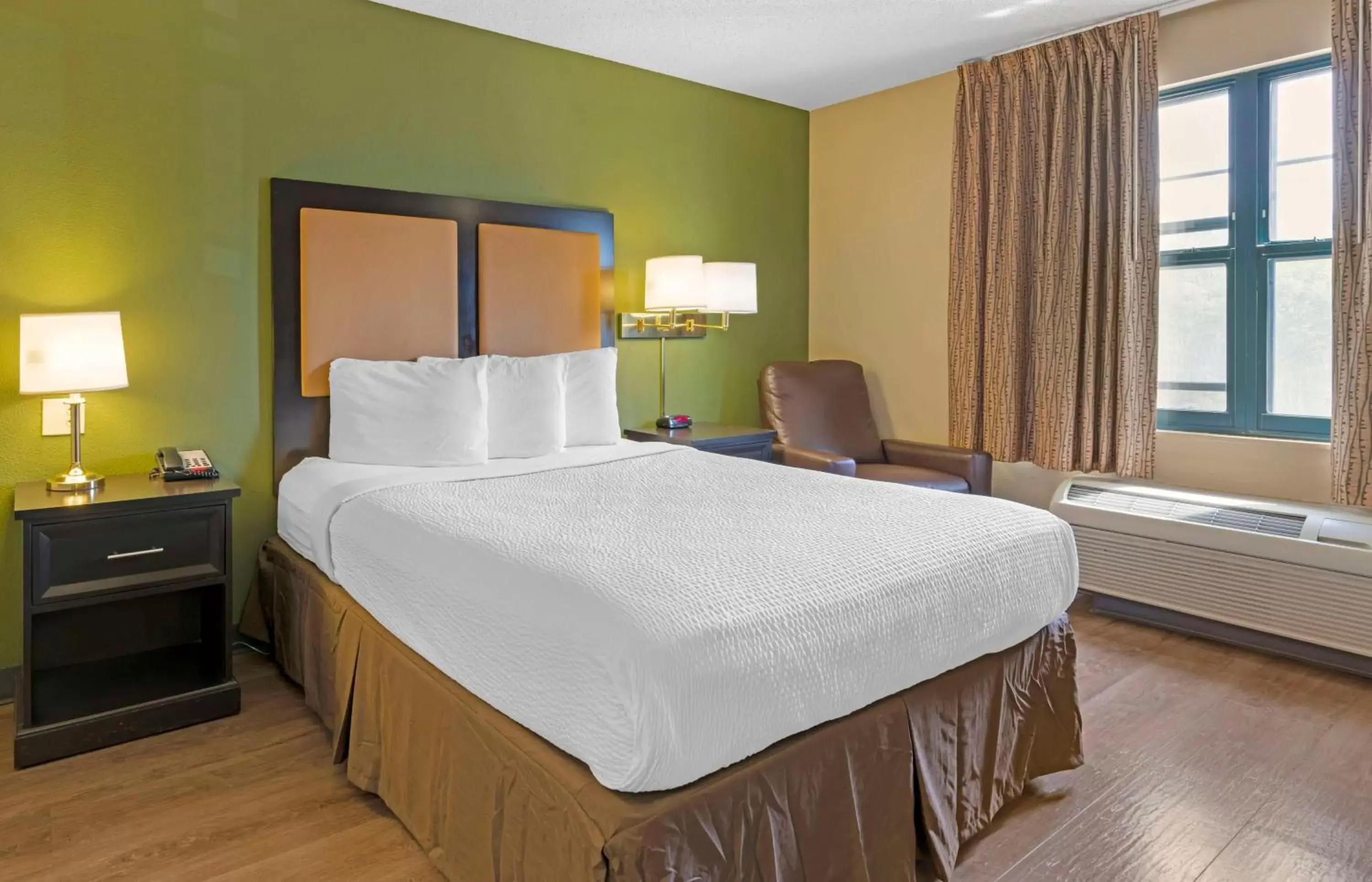 Bedroom, Bed in Extended Stay America Suites - Stockton - March Lane