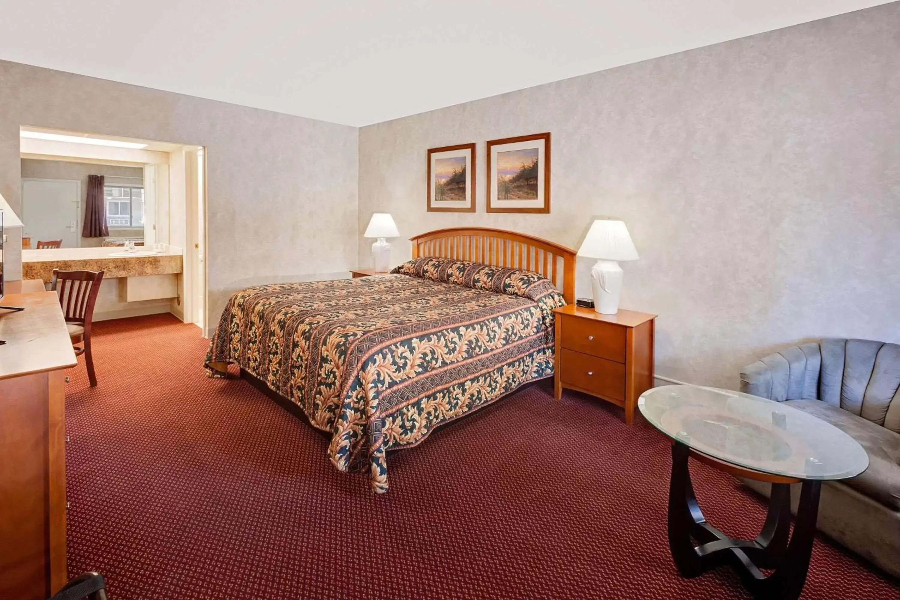 Photo of the whole room, Bed in Knights Inn Traverse City