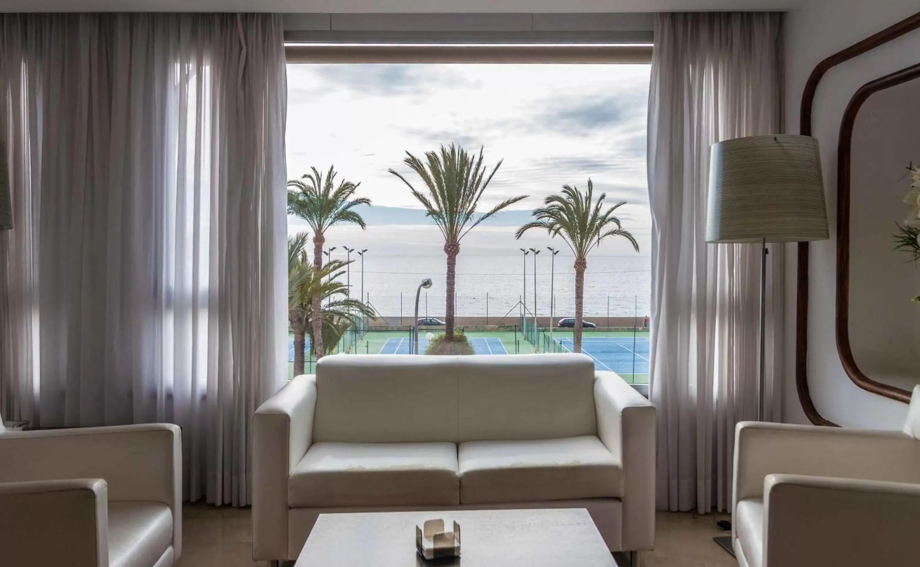 Lounge or bar, Seating Area in Hotel Albahia Alicante