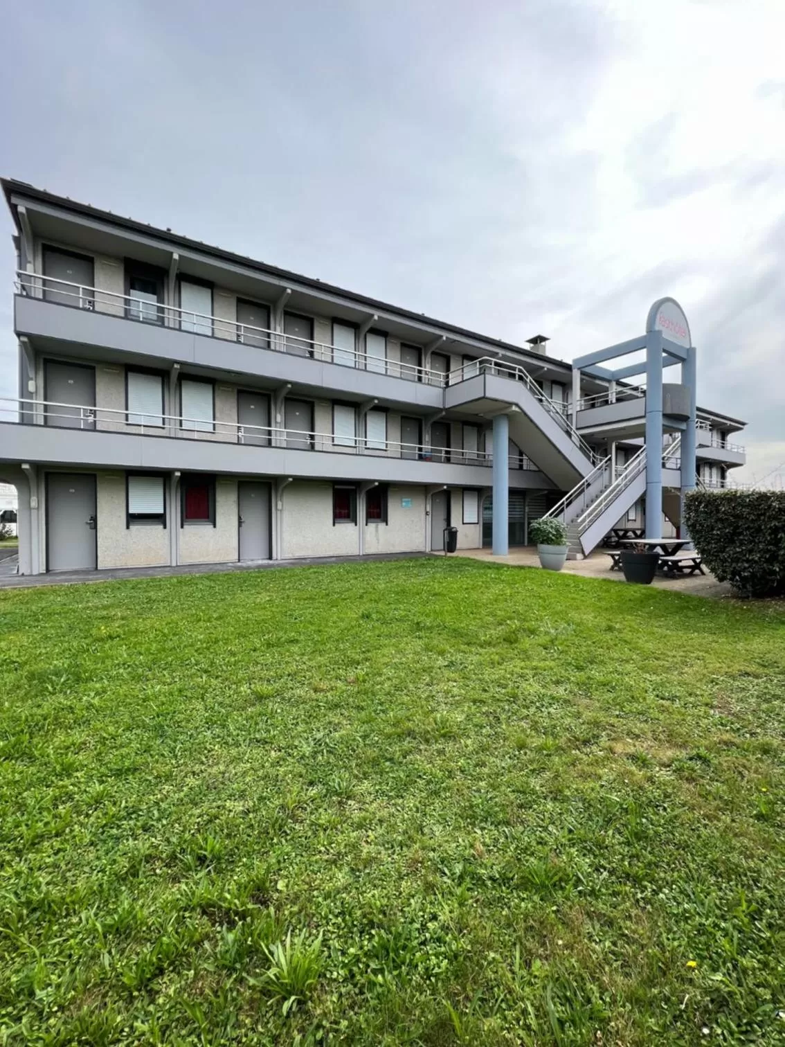 Garden view in Fasthotel Roissy - Saint-Witz