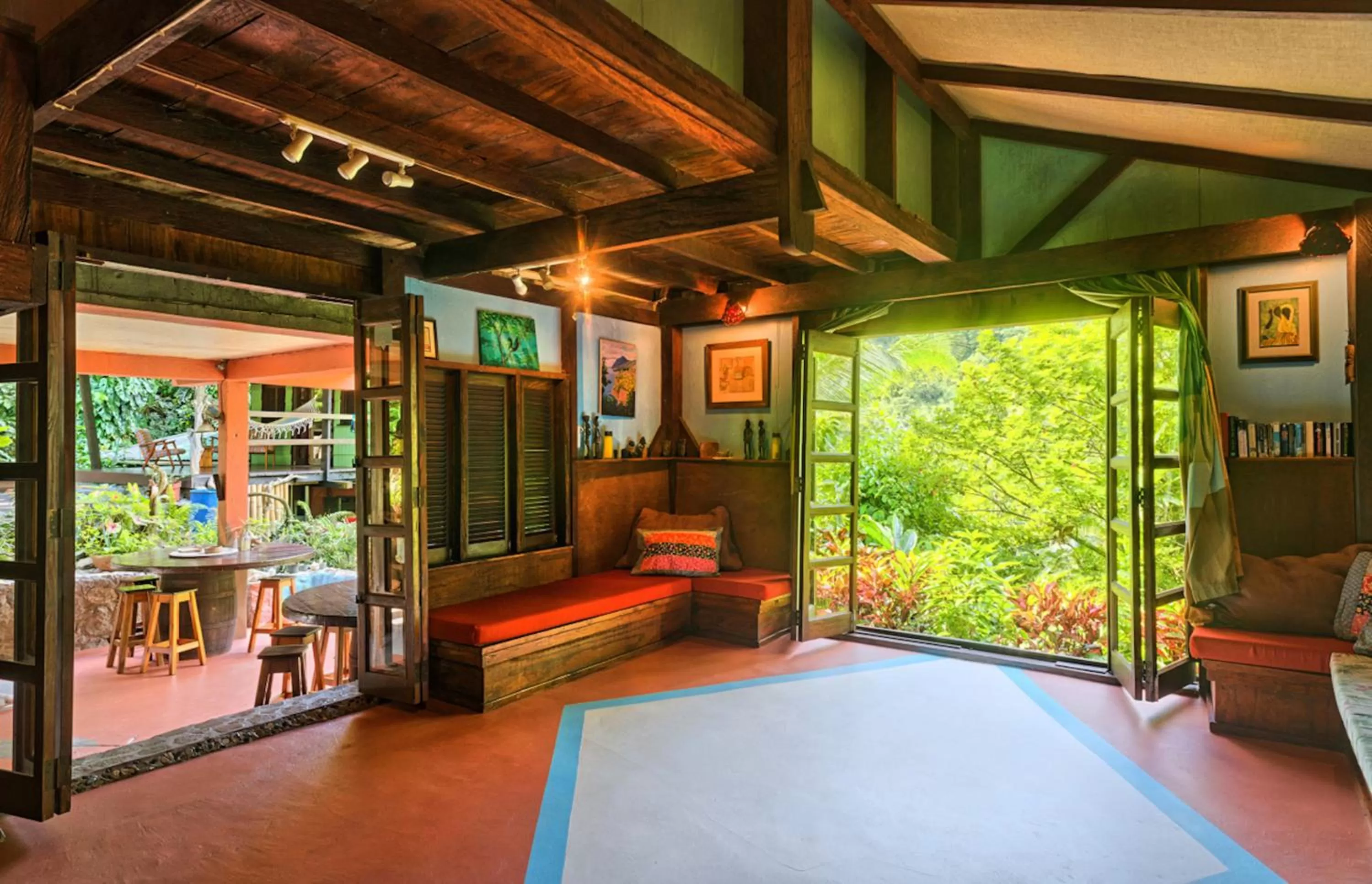 Communal lounge/ TV room in Cocoa Cottage