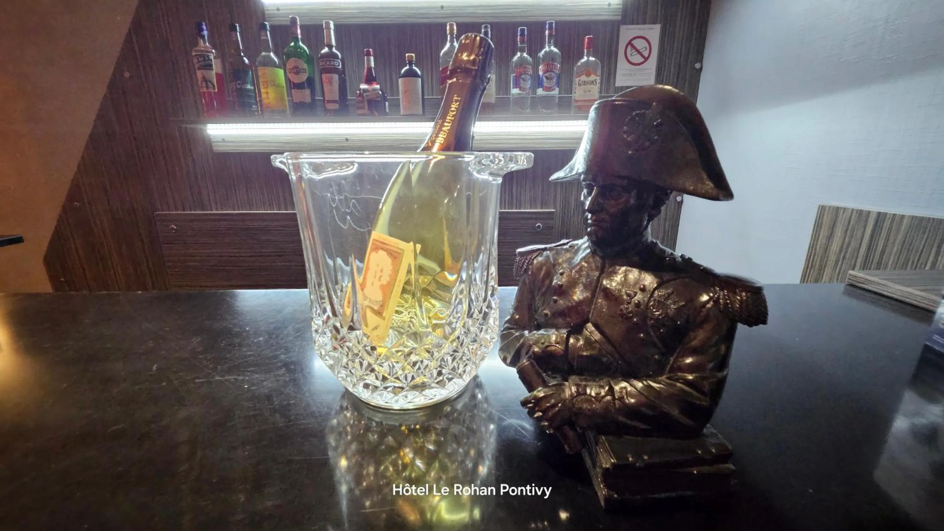 Lounge or bar in Hôtel Le Rohan Charme et Caractère