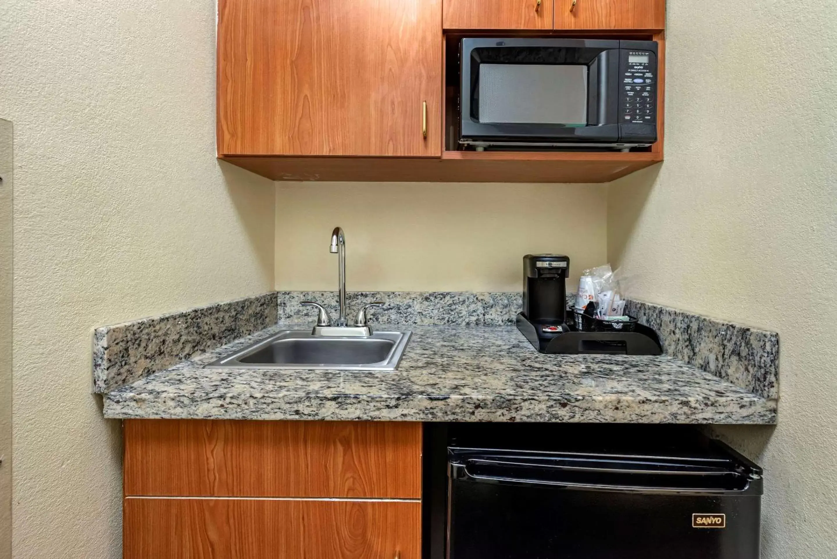 Photo of the whole room, Kitchen/Kitchenette in Comfort Suites Newark - Harrison