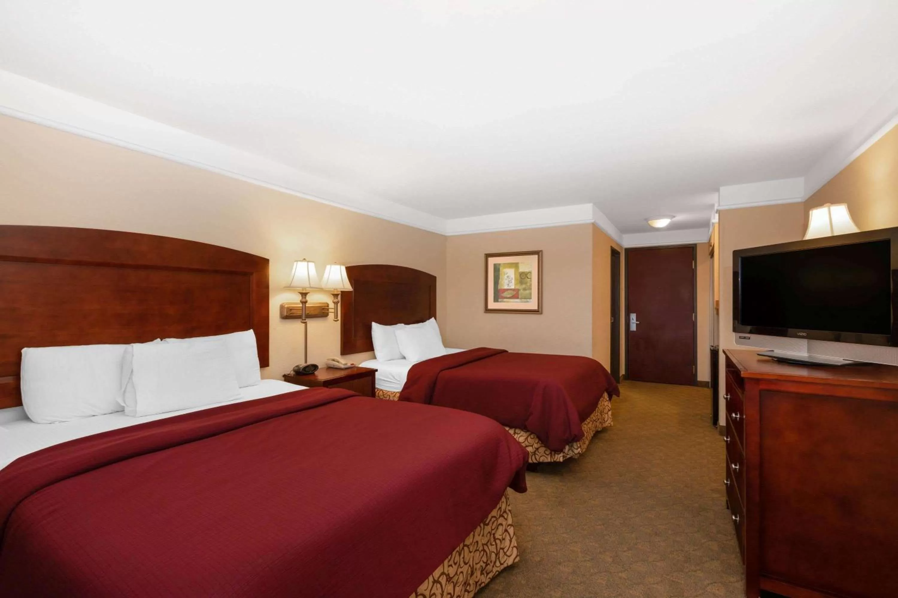Photo of the whole room, Bed in La Quinta by Wyndham Dodge City