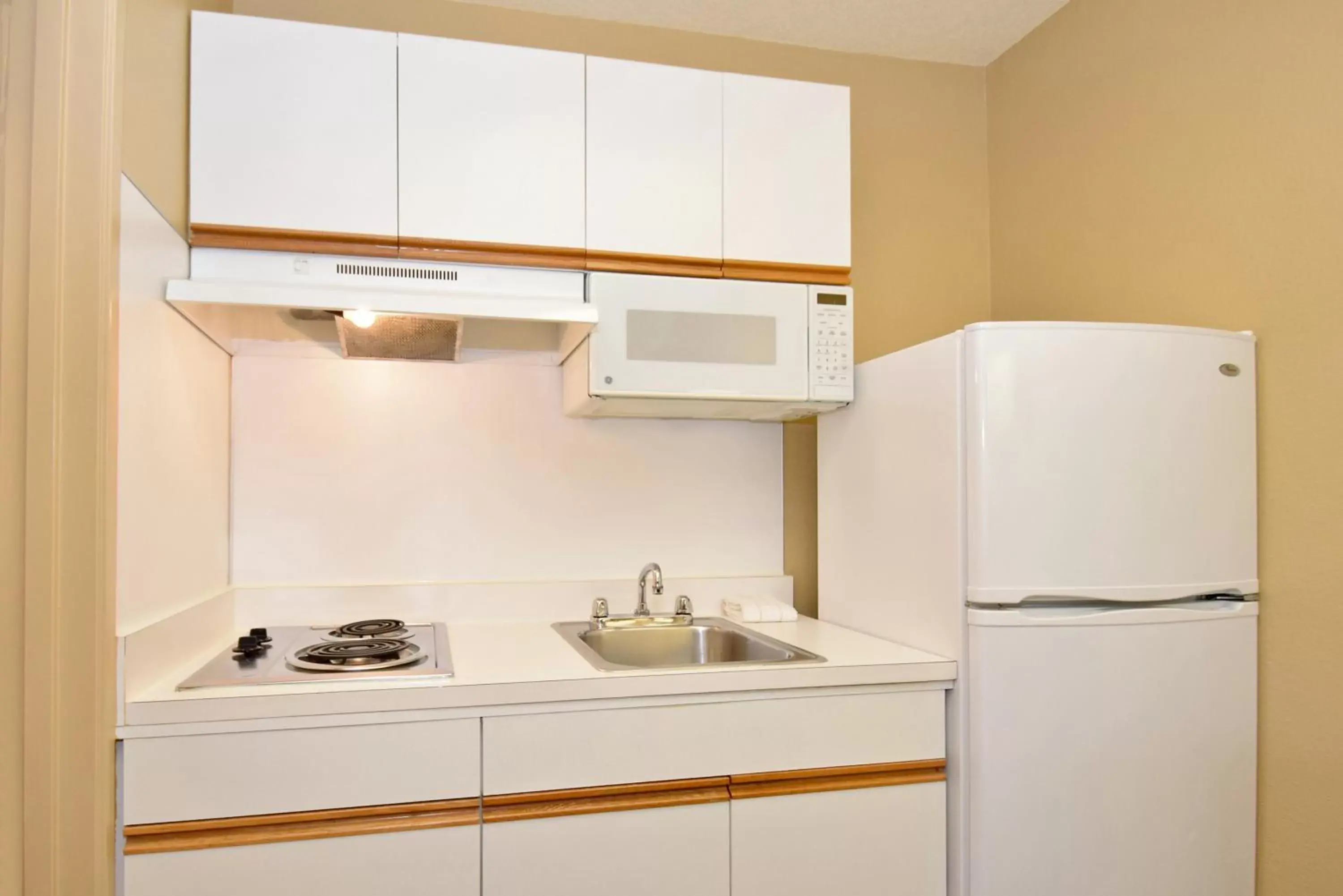 Kitchen or kitchenette, Kitchen/Kitchenette in Extended Stay America Suites - Orange County - Irvine Spectrum