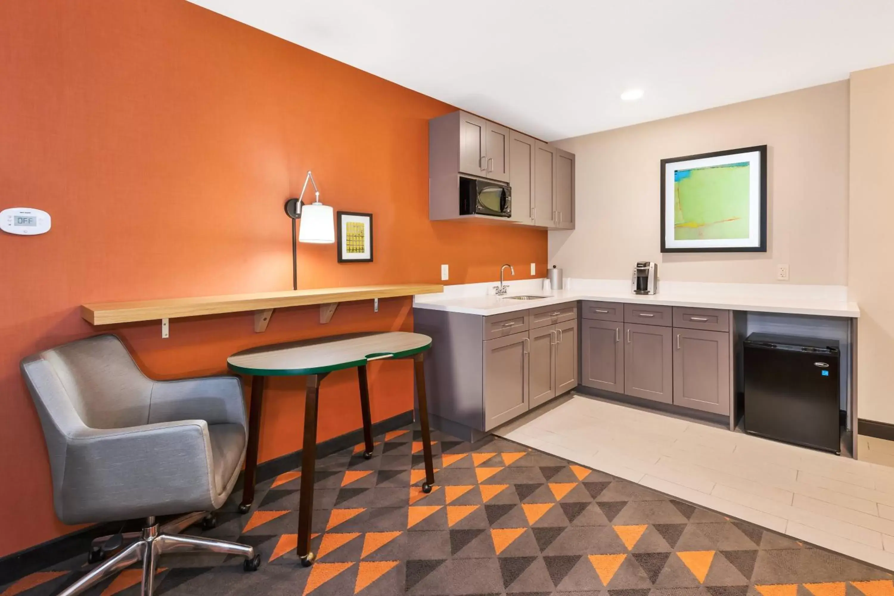 Photo of the whole room, Kitchen/Kitchenette in Holiday Inn & Suites - Toledo Southwest - Perrysburg, an IHG Hotel