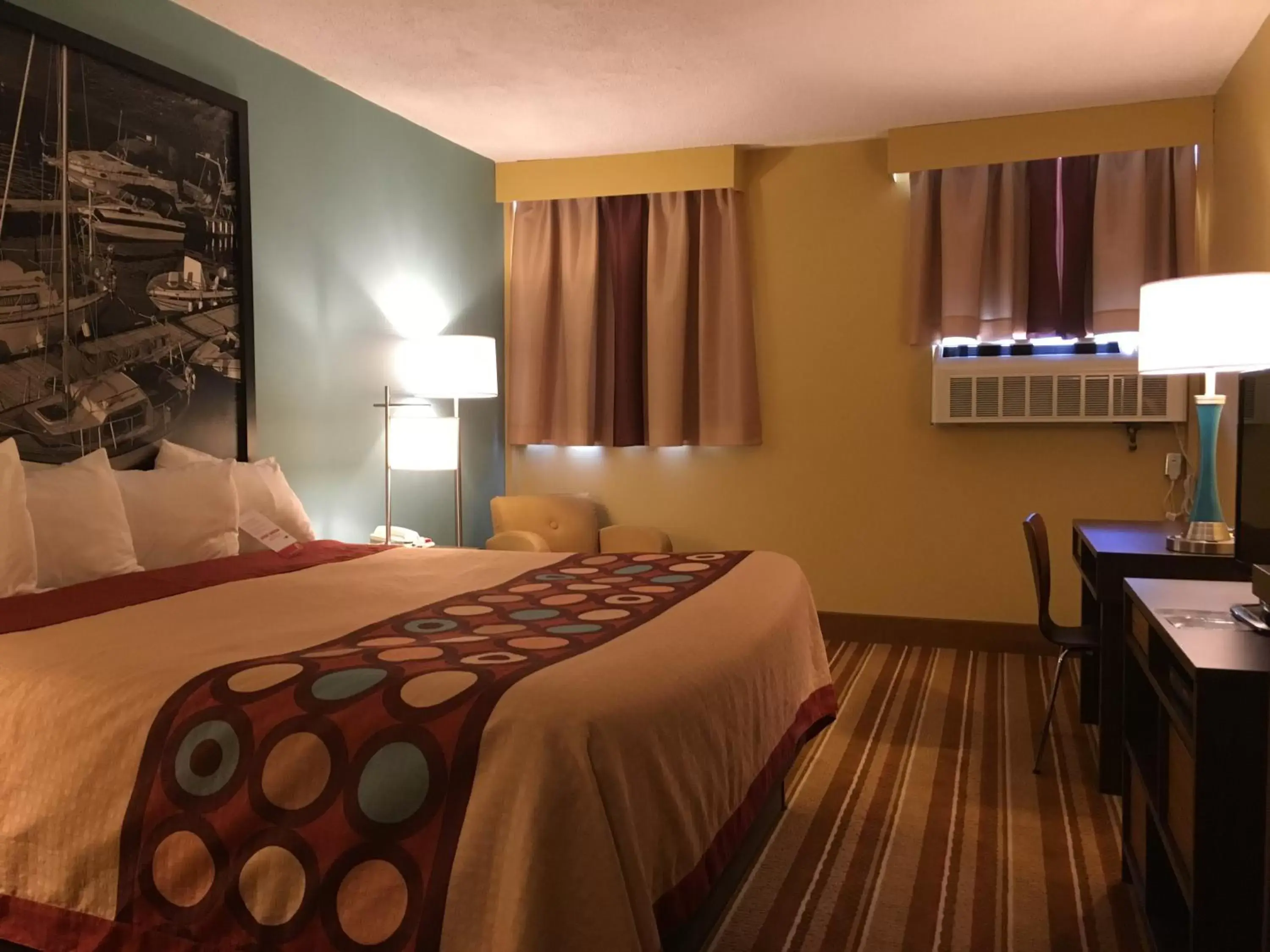 Photo of the whole room, Bed in Super 8 by Wyndham Thunder Bay