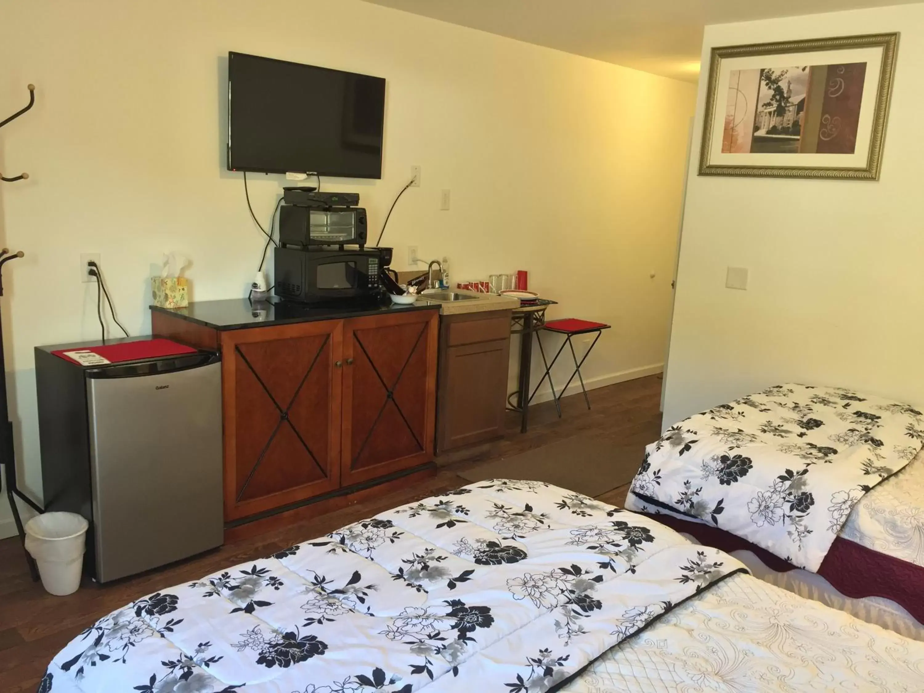 TV and multimedia, Bed in Apple Inn and Suites Cooperstown Area