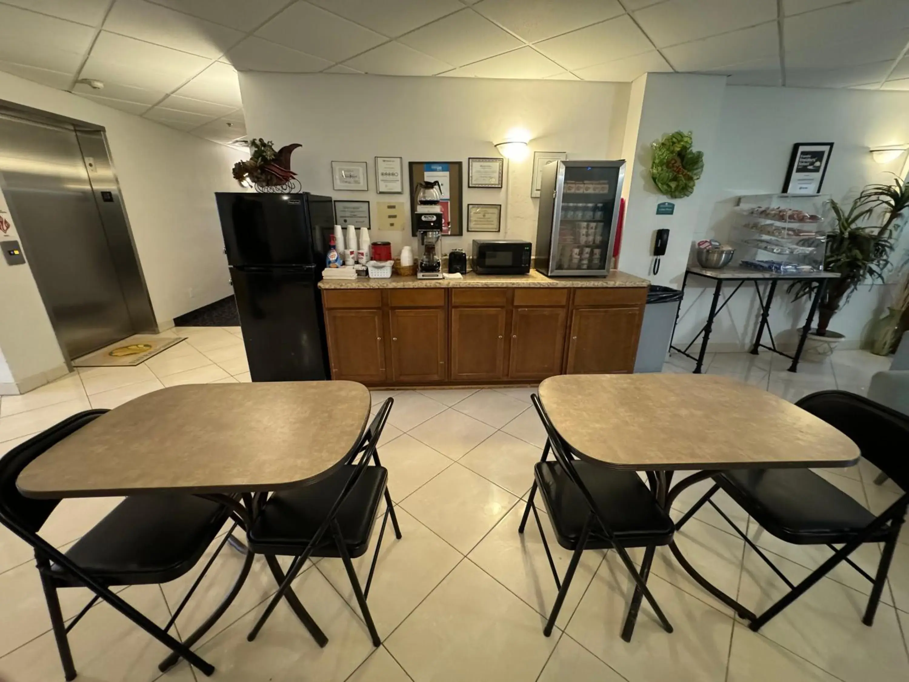 Restaurant/places to eat in Emerald Shores Hotel - Daytona Beach Restaurant/places to eat in Emerald Shores Hotel - Daytona Beach