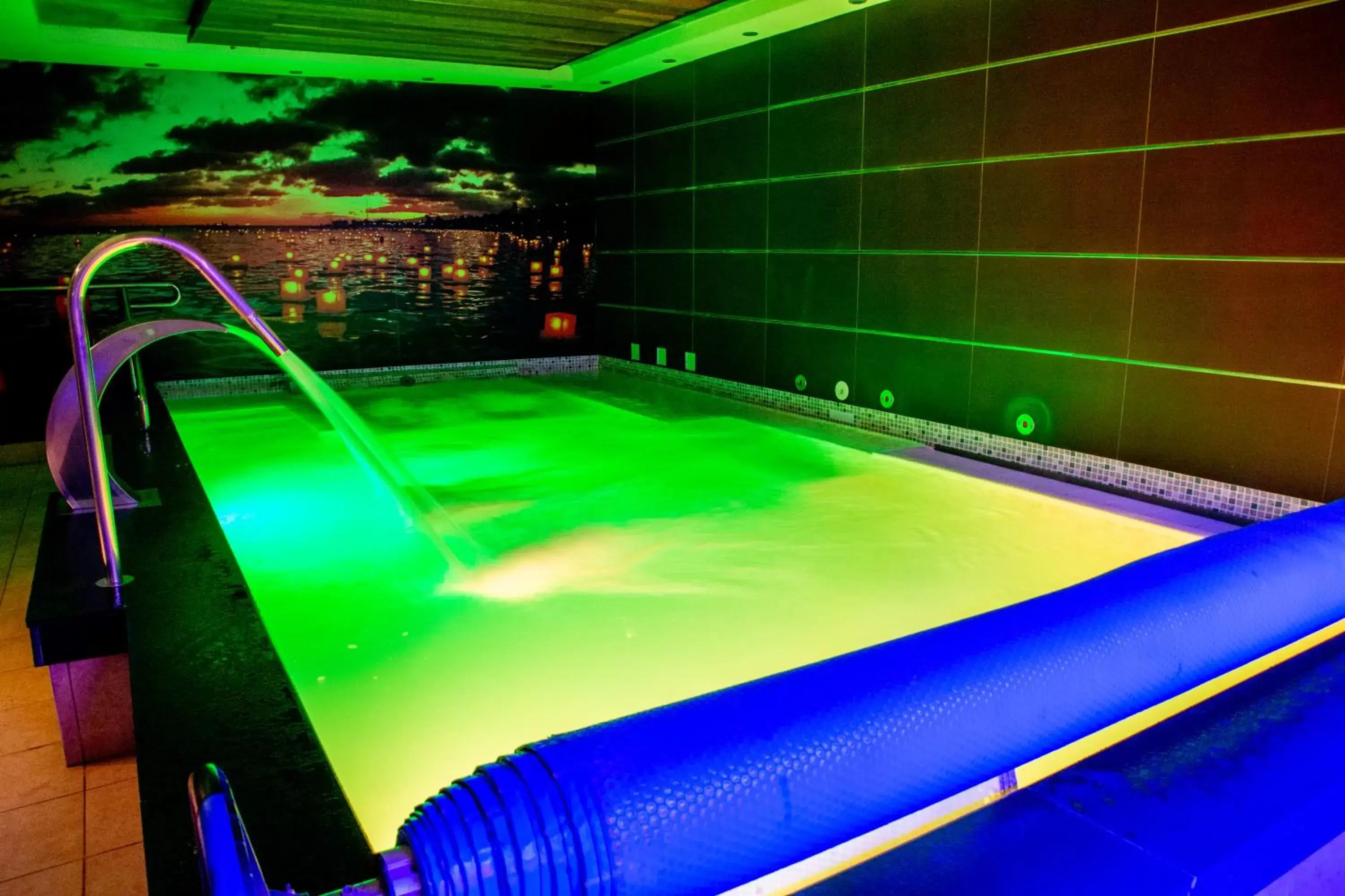 Swimming pool in Hotel Spa QH Centro León Swimming pool in Hotel Spa QH Centro León