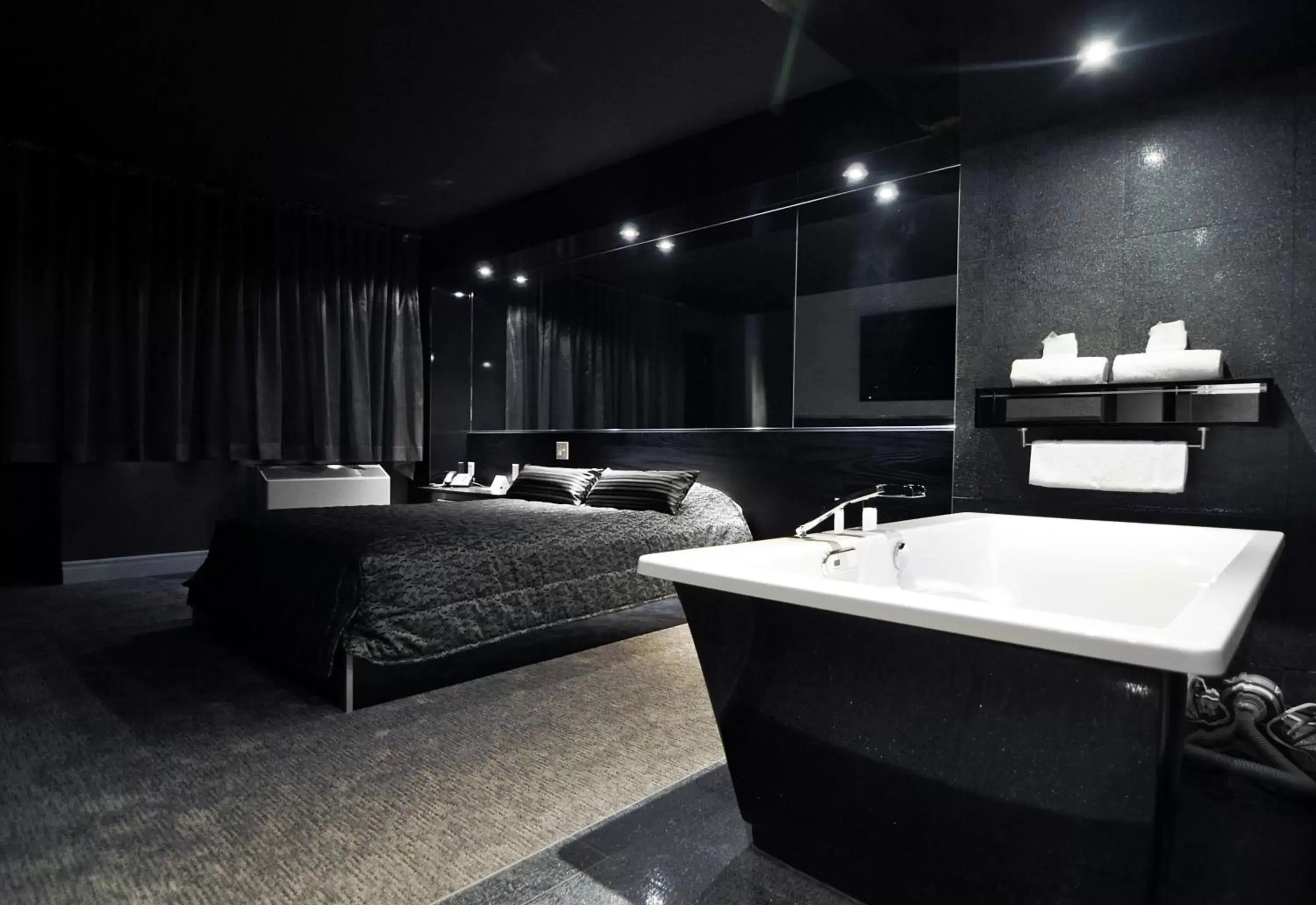 Bedroom, Bathroom in Complexe Hotelier Le 55