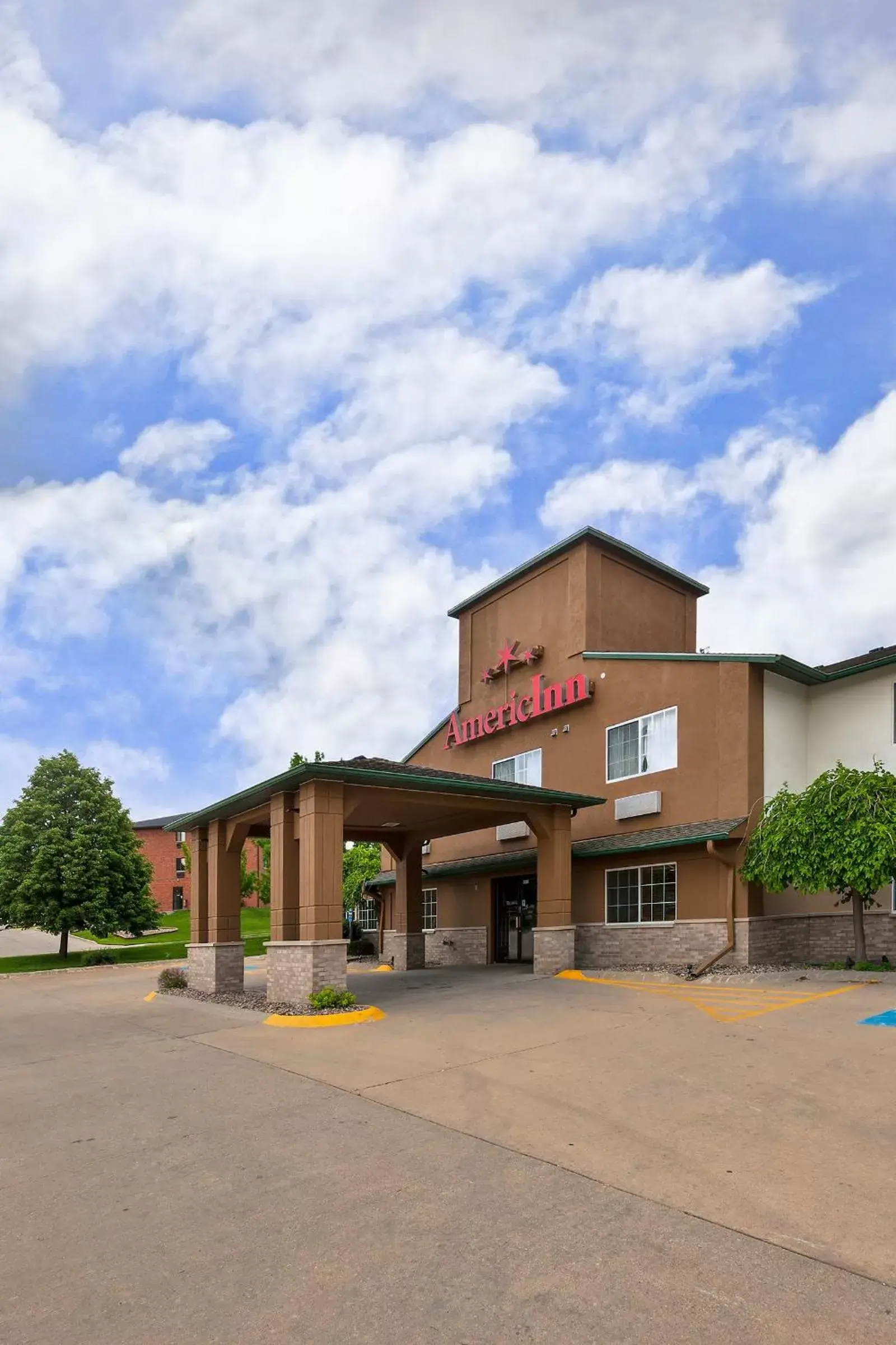 Facade/entrance, Property Building in AmericInn by Wyndham Des Moines Airport