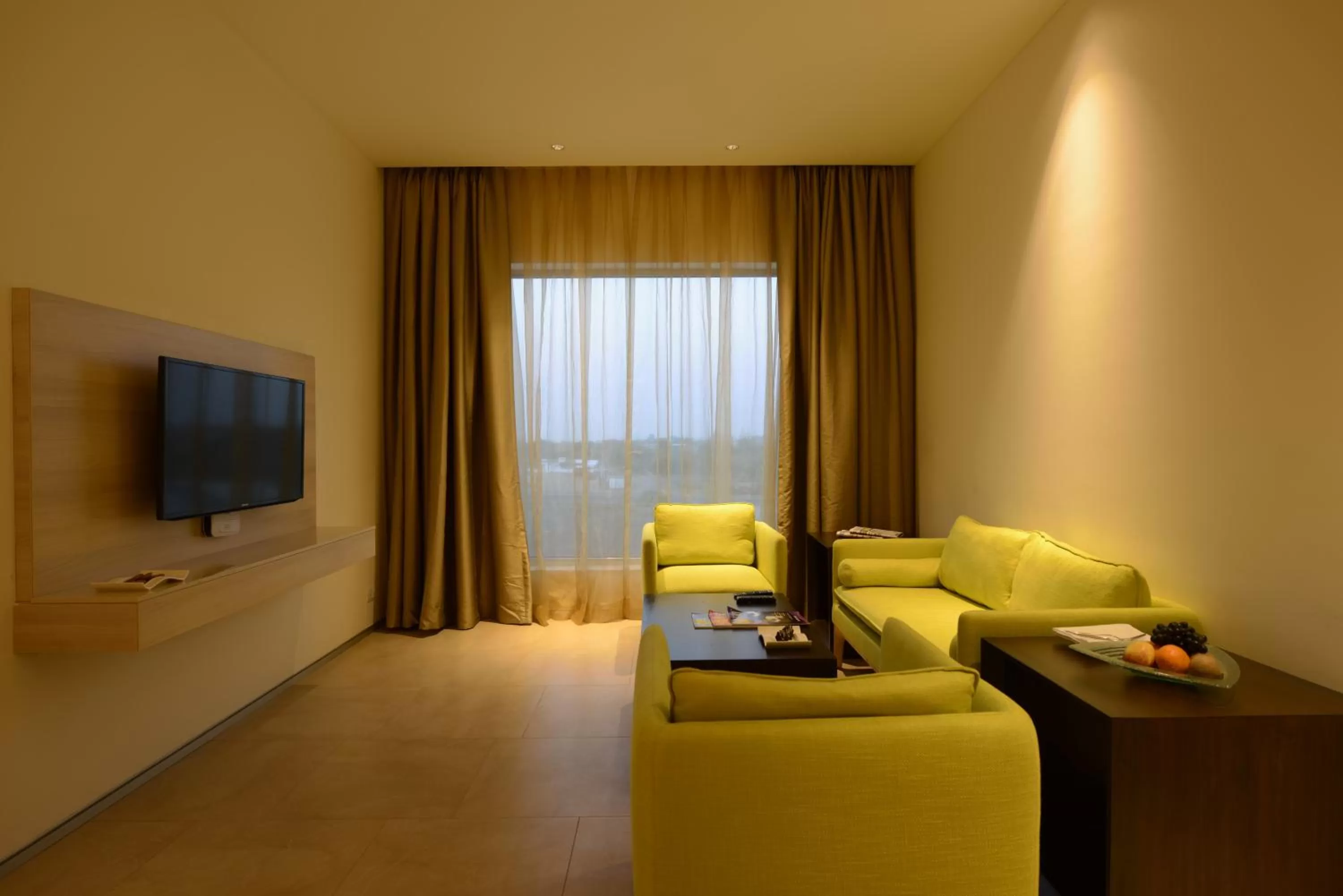 Bed, Seating Area in Jakson Inns