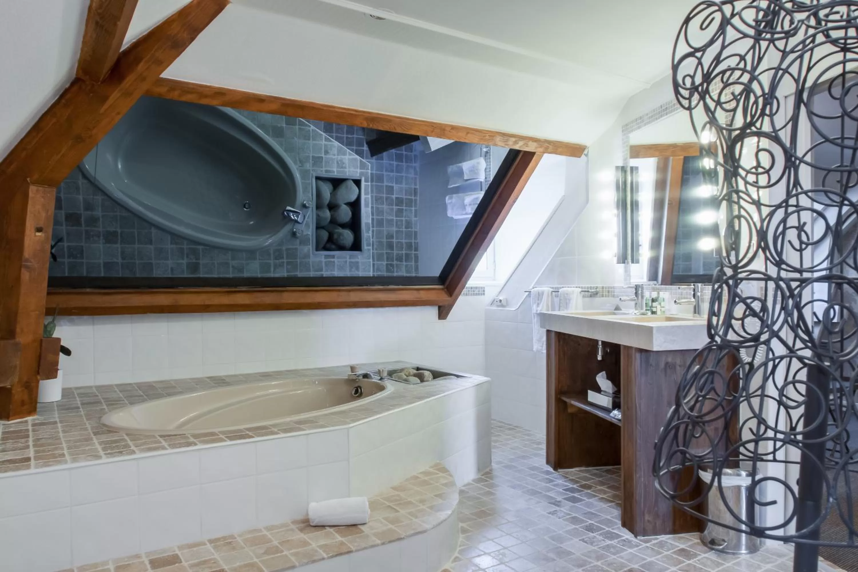 Bathroom in Ermitage De Corton - Teritoria