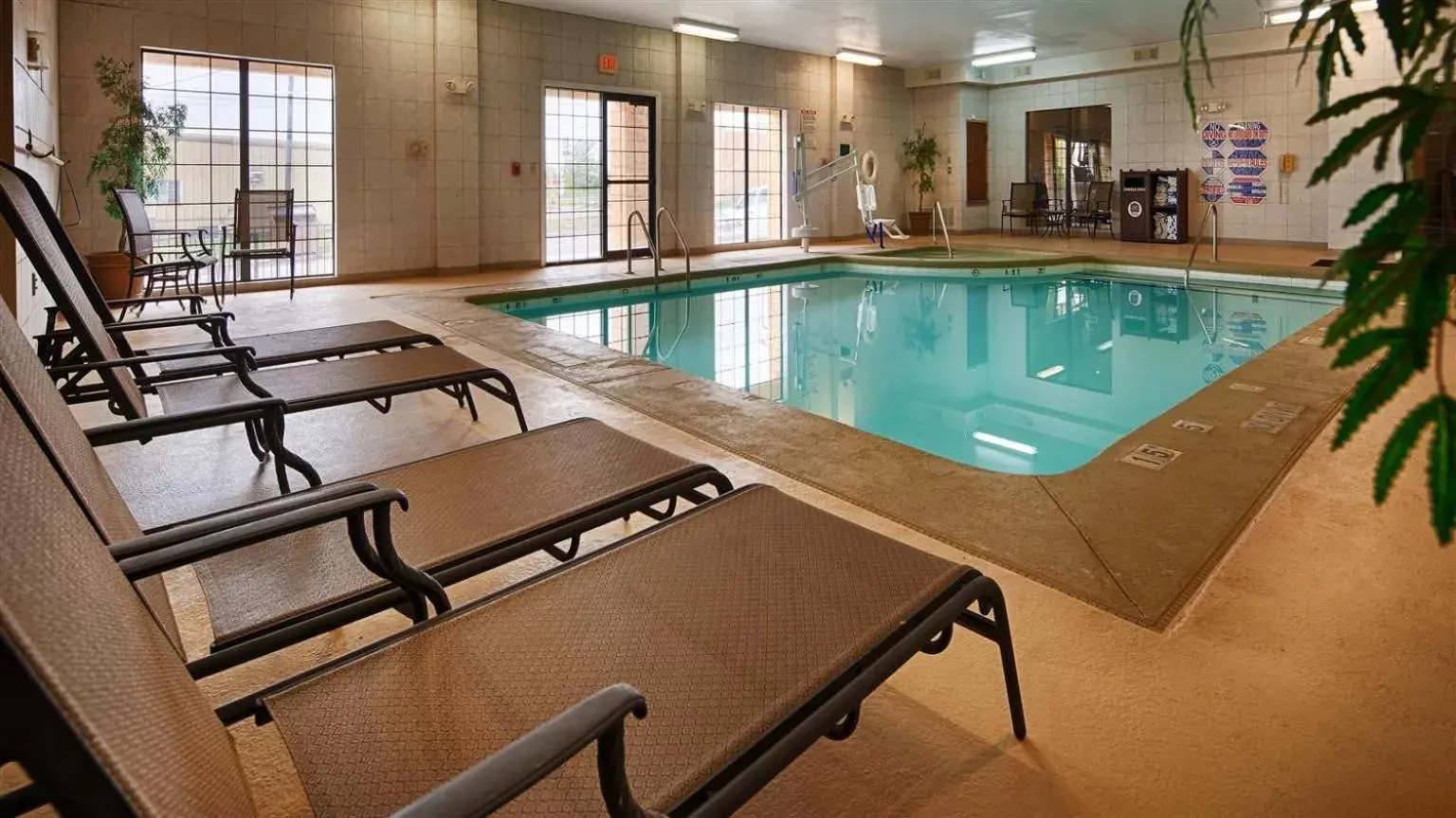 Swimming Pool in Best Western Plus Shamrock Inn & Suites