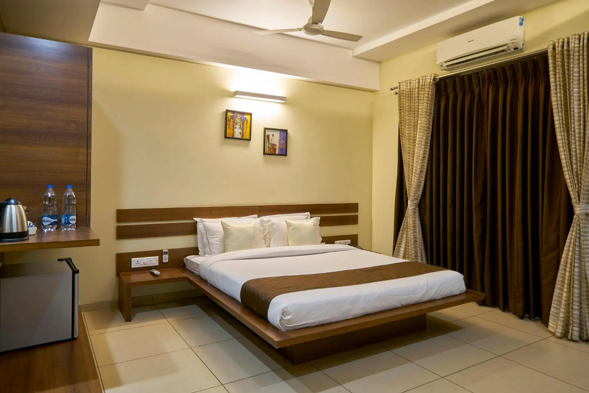 Bedroom, Bed in Hotel 3 Leaves NEAR CENTRAL BUS STAND