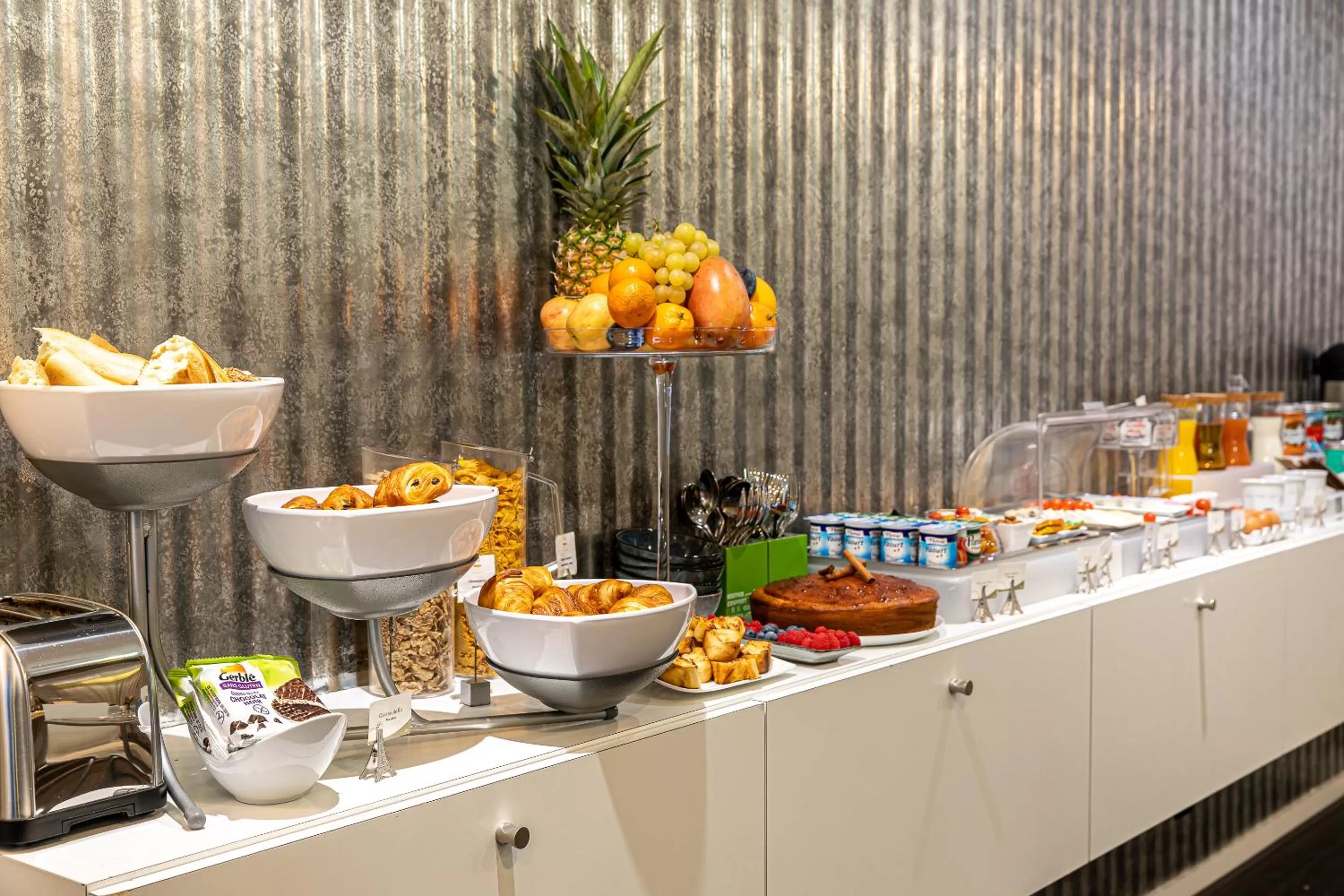 Food and drinks in Hotel Glasgow Monceau by Patrick Hayat