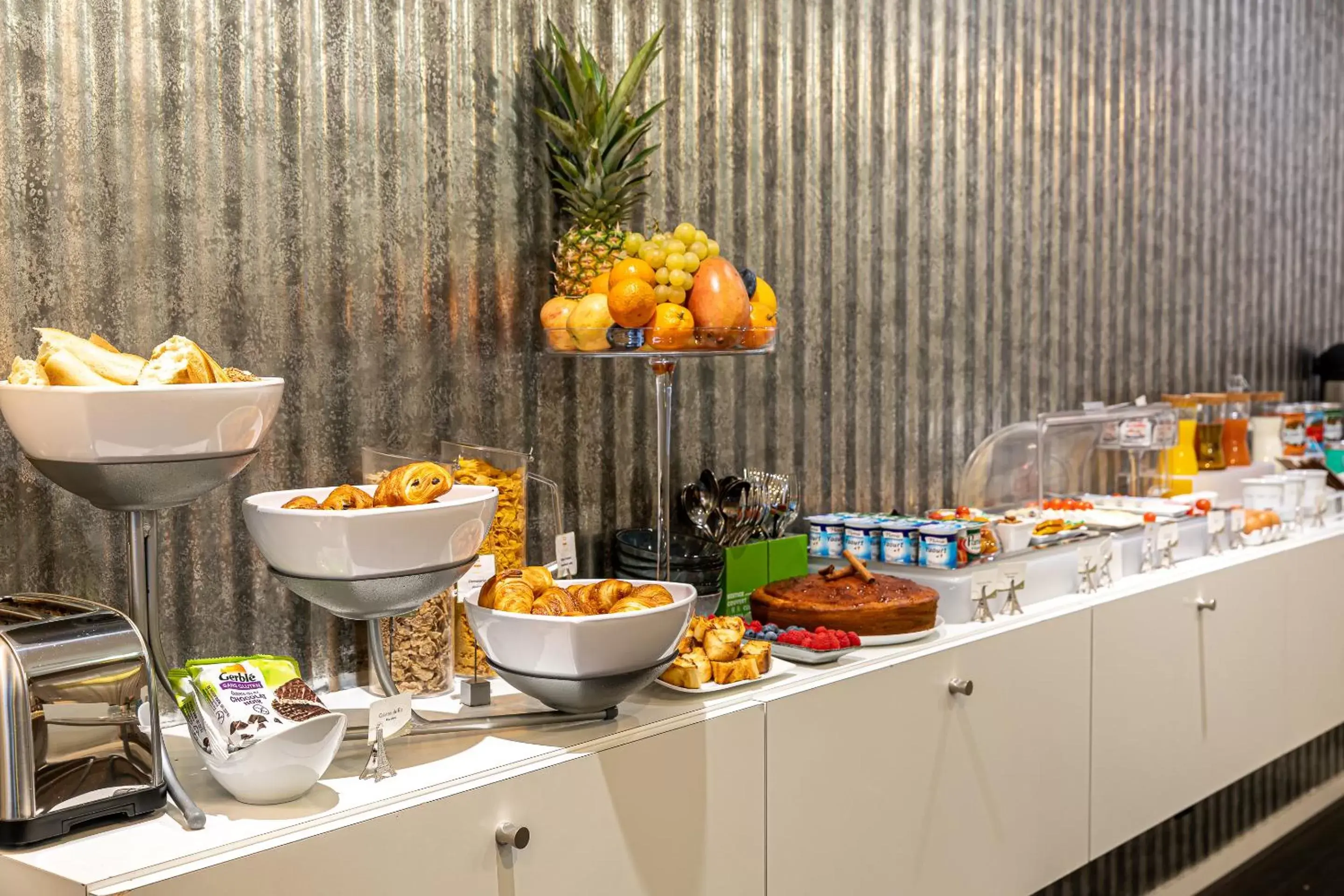 Food and drinks in Hotel Glasgow Monceau by Patrick Hayat Food and drinks in Hotel Glasgow Monceau by Patrick Hayat