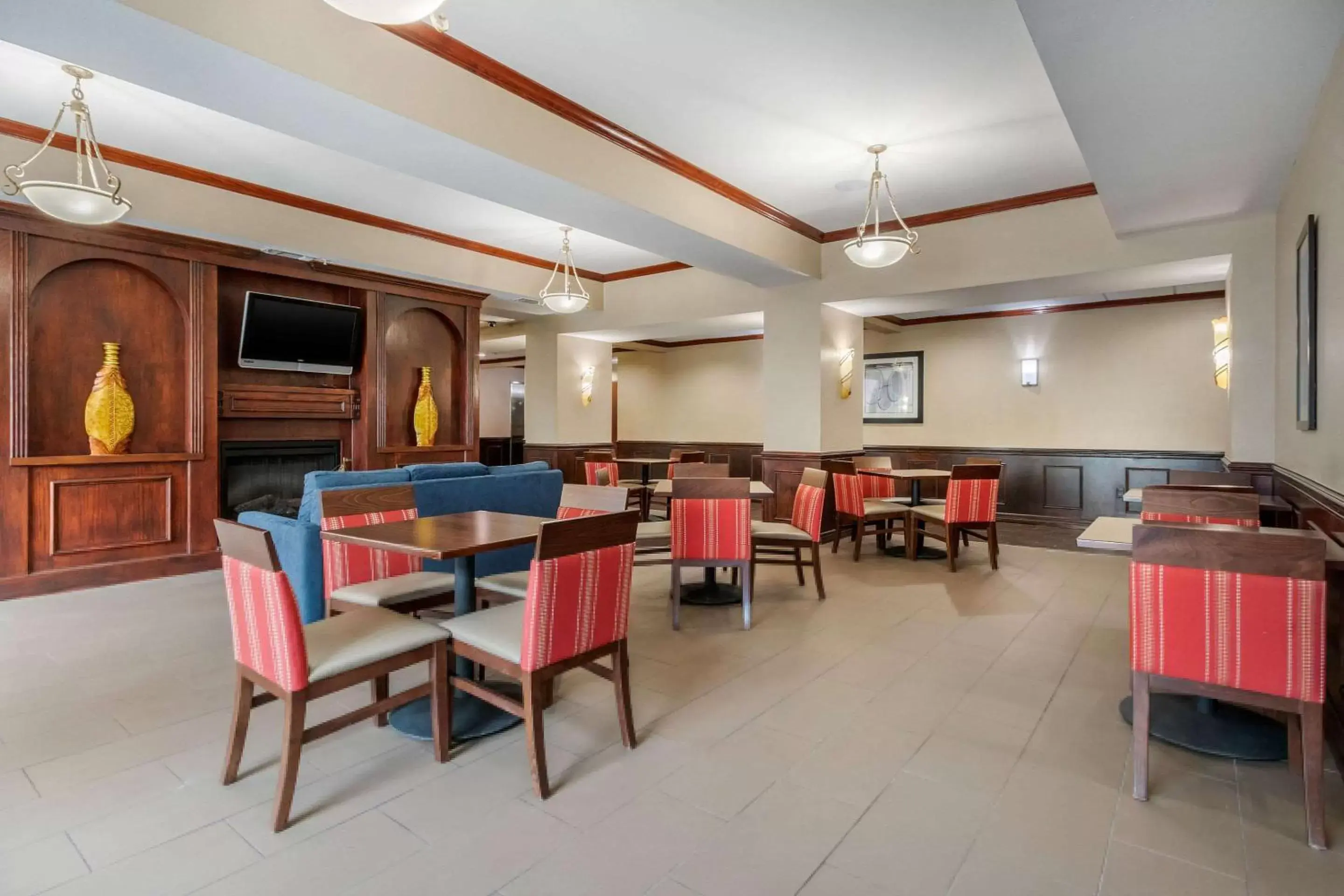 Restaurant/Places to Eat in Comfort Suites Central