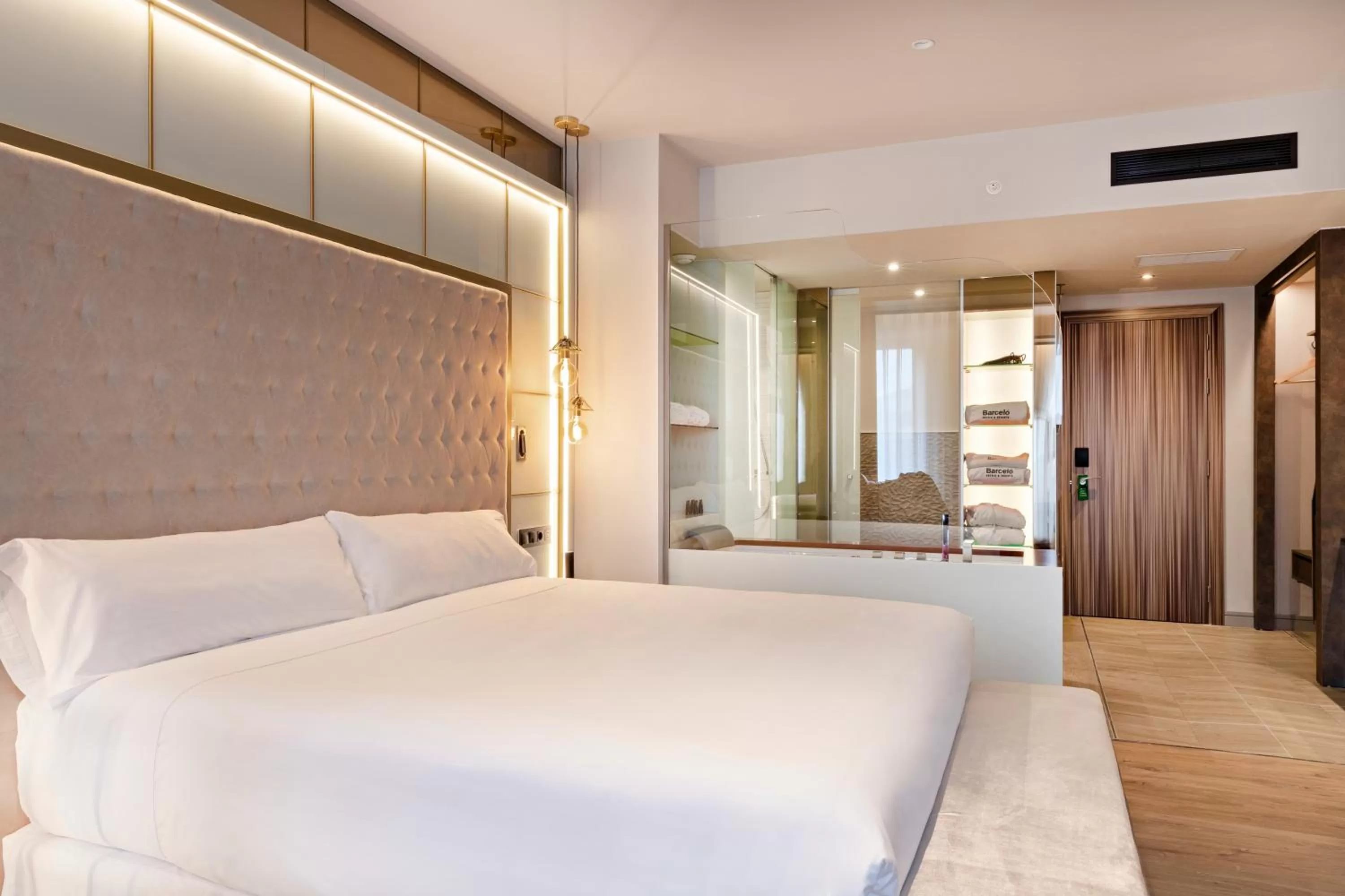 Photo of the whole room, Bed in Barceló Ourense