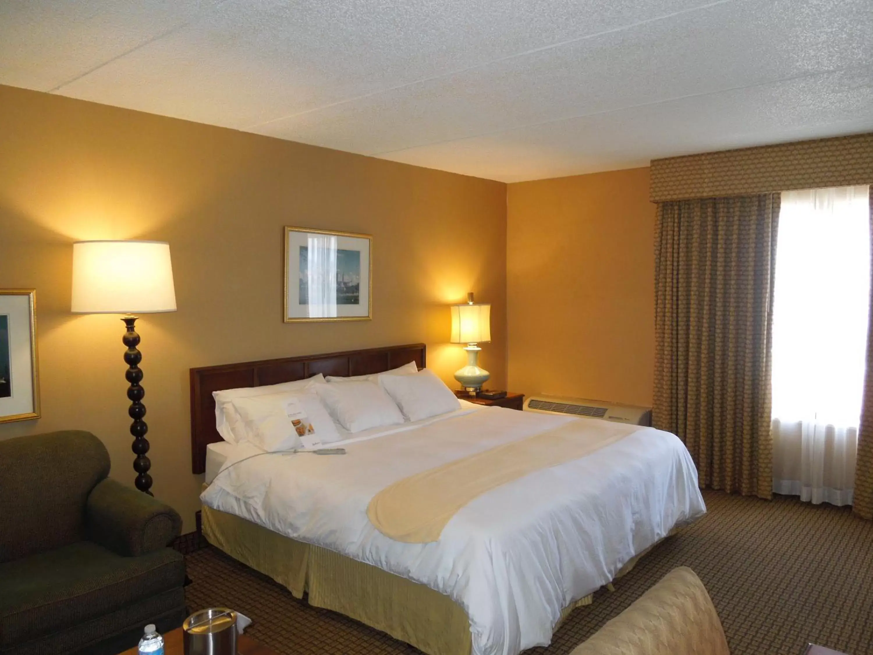 Bedroom, Bed in Radisson Cleveland Airport