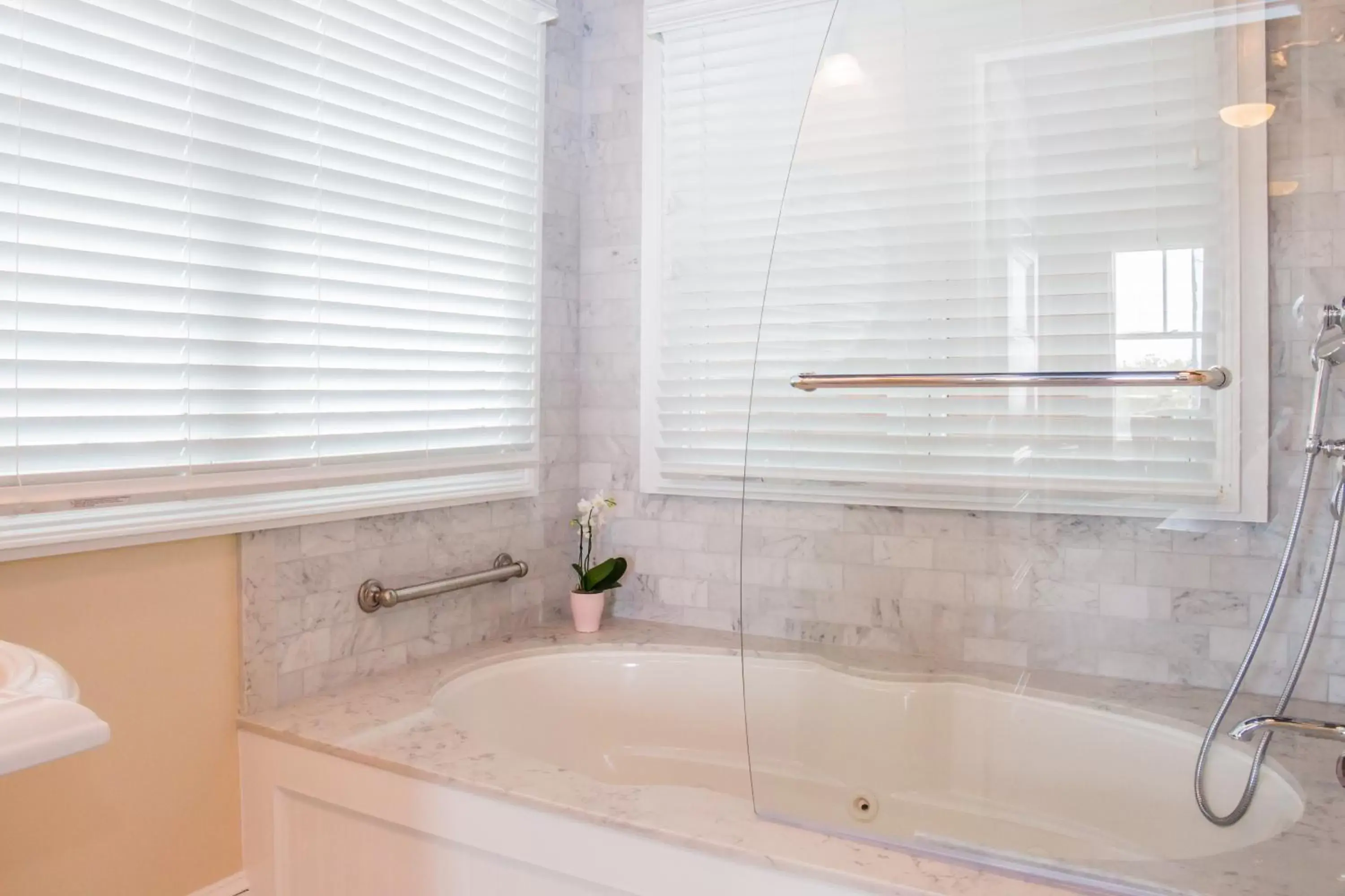 Bathroom in Almondy Inn Bed & Breakfast