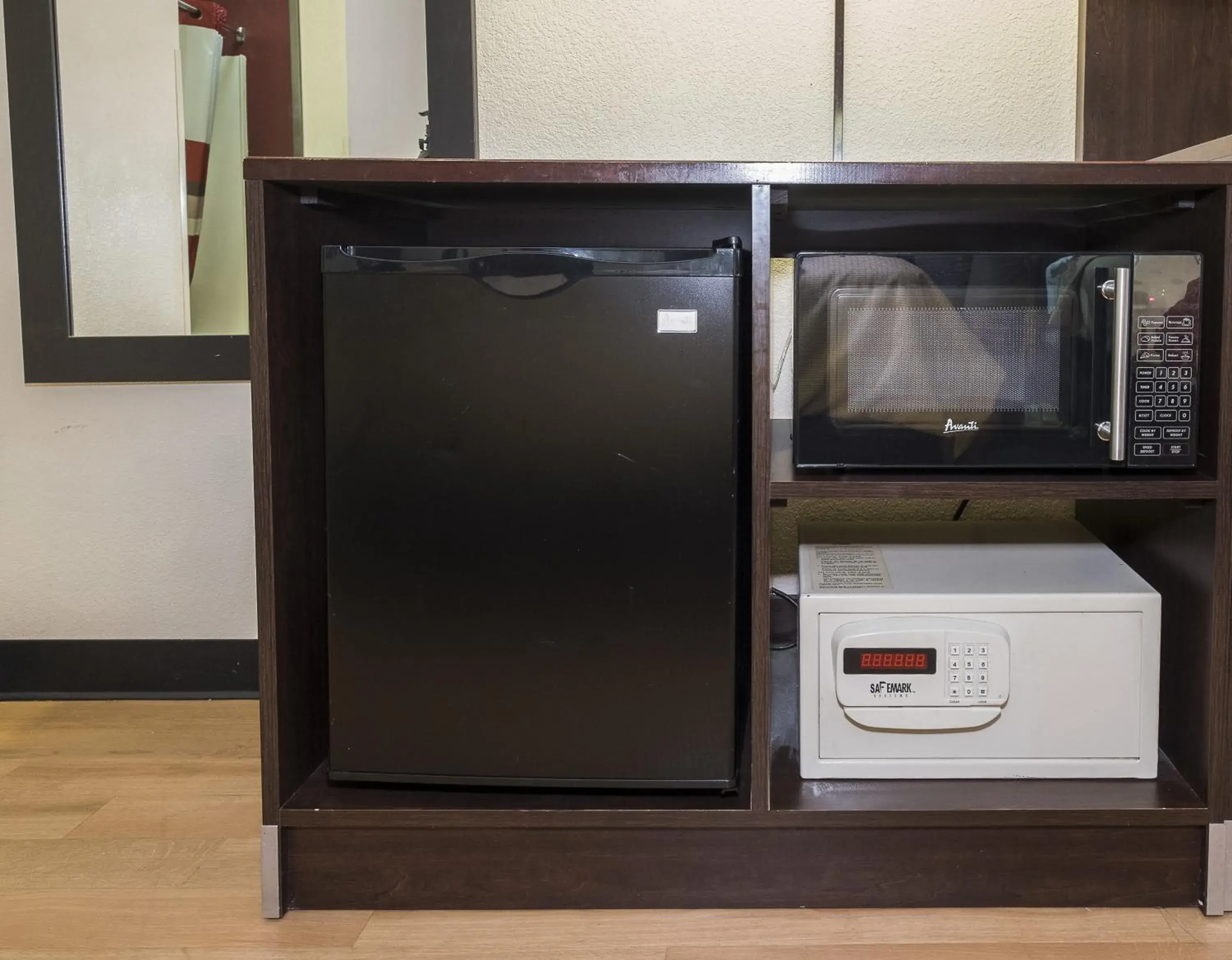 Photo of the whole room, Kitchen/Kitchenette in Red Roof Inn & Suites Hermitage