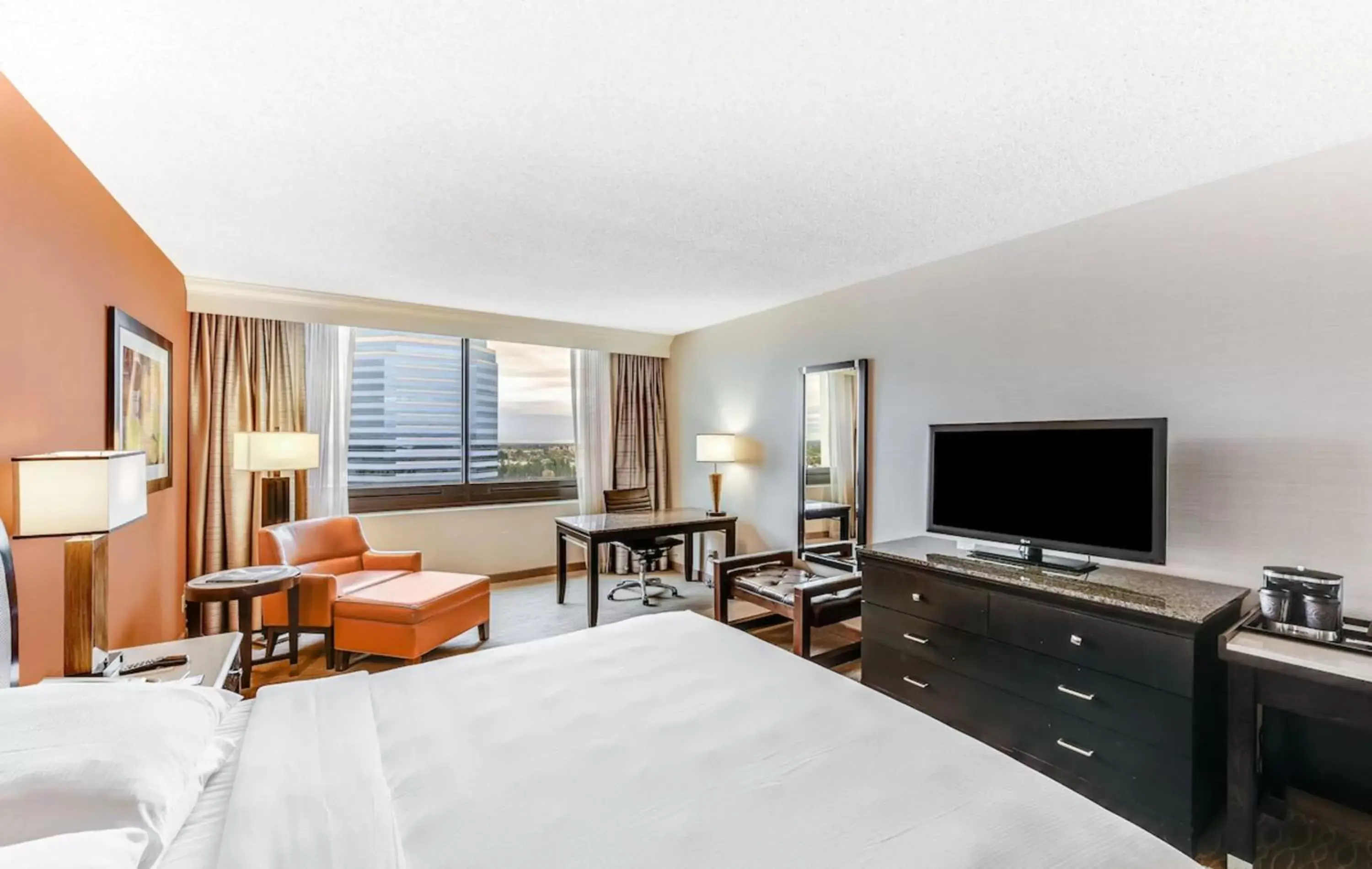 Bedroom, TV/Entertainment Center in Hotel Fera Anaheim, a DoubleTree by Hilton Hotel