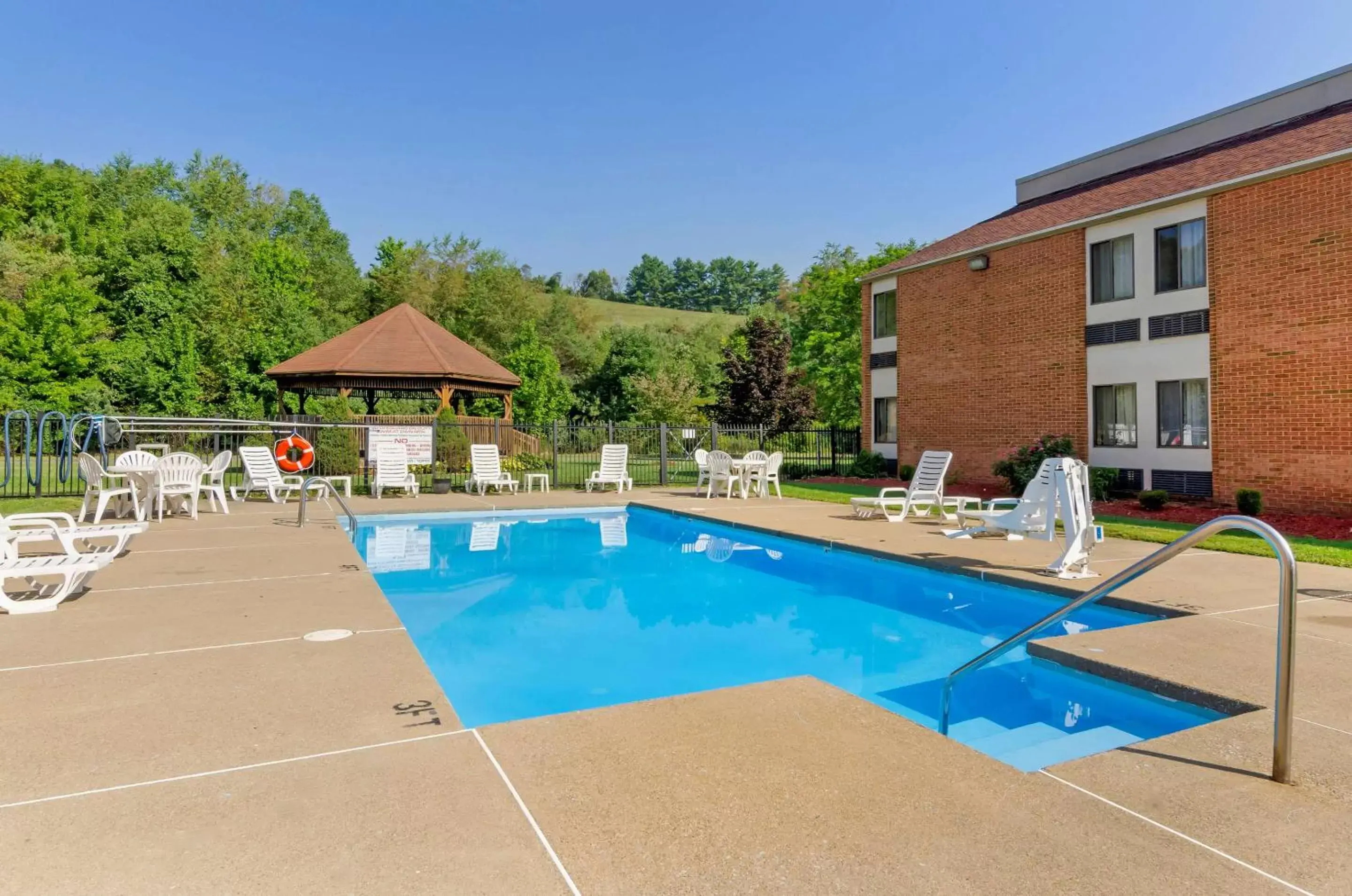 Activities, Swimming Pool in Comfort Inn Bluefield