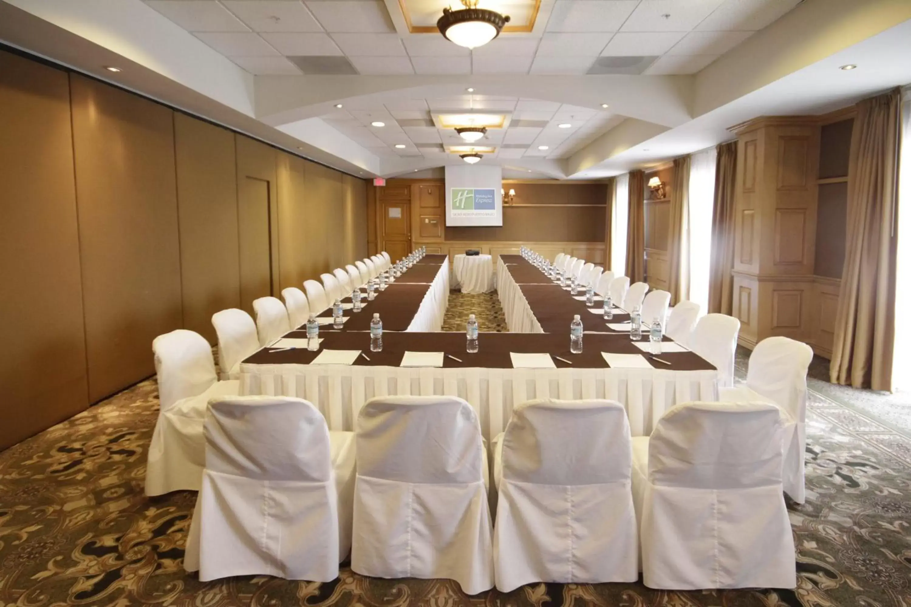 Meeting/conference room in Holiday Inn Express Silao-Aeropuerto Bajio, an IHG Hotel