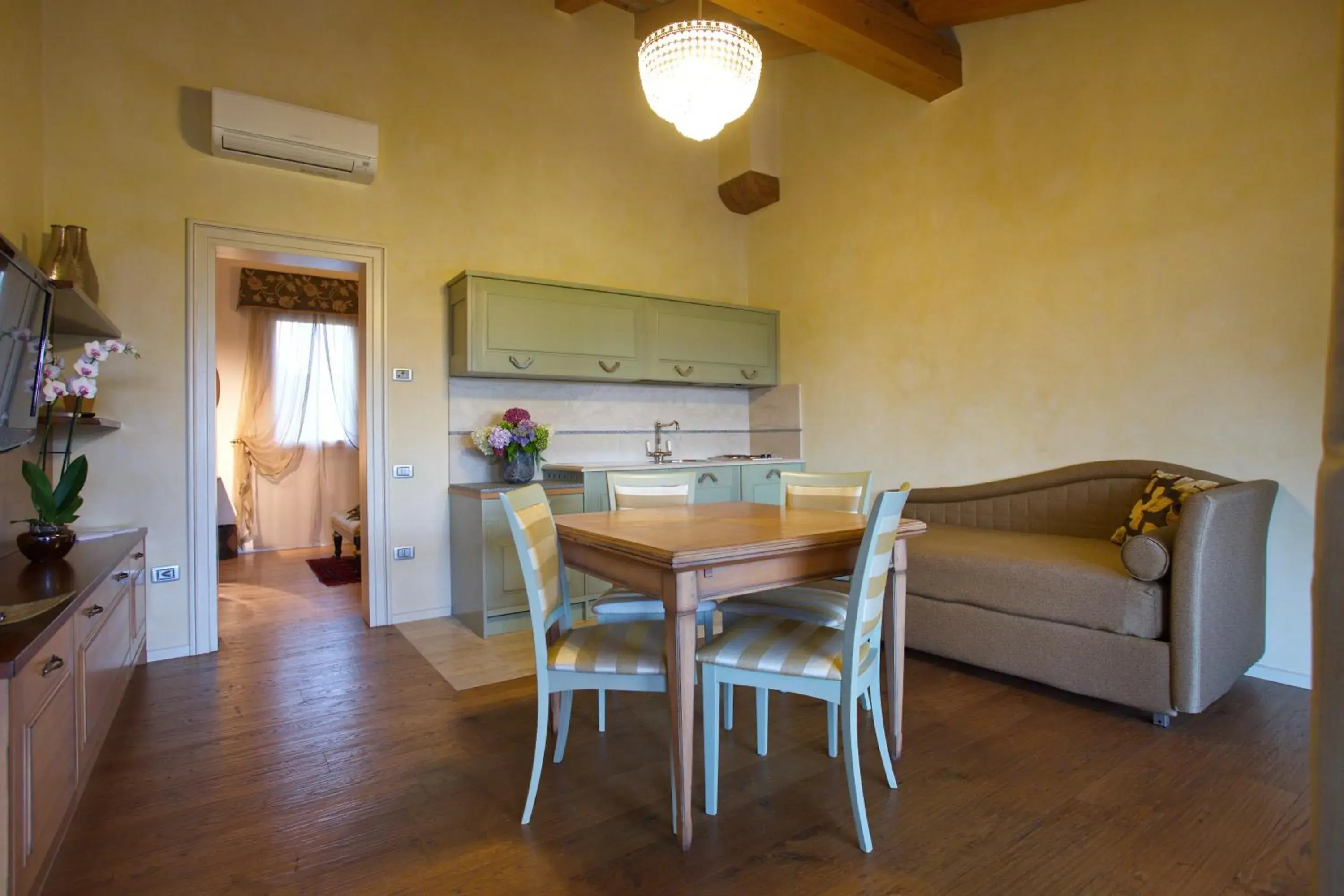 TV and multimedia, Dining Area in Hotel Asolo