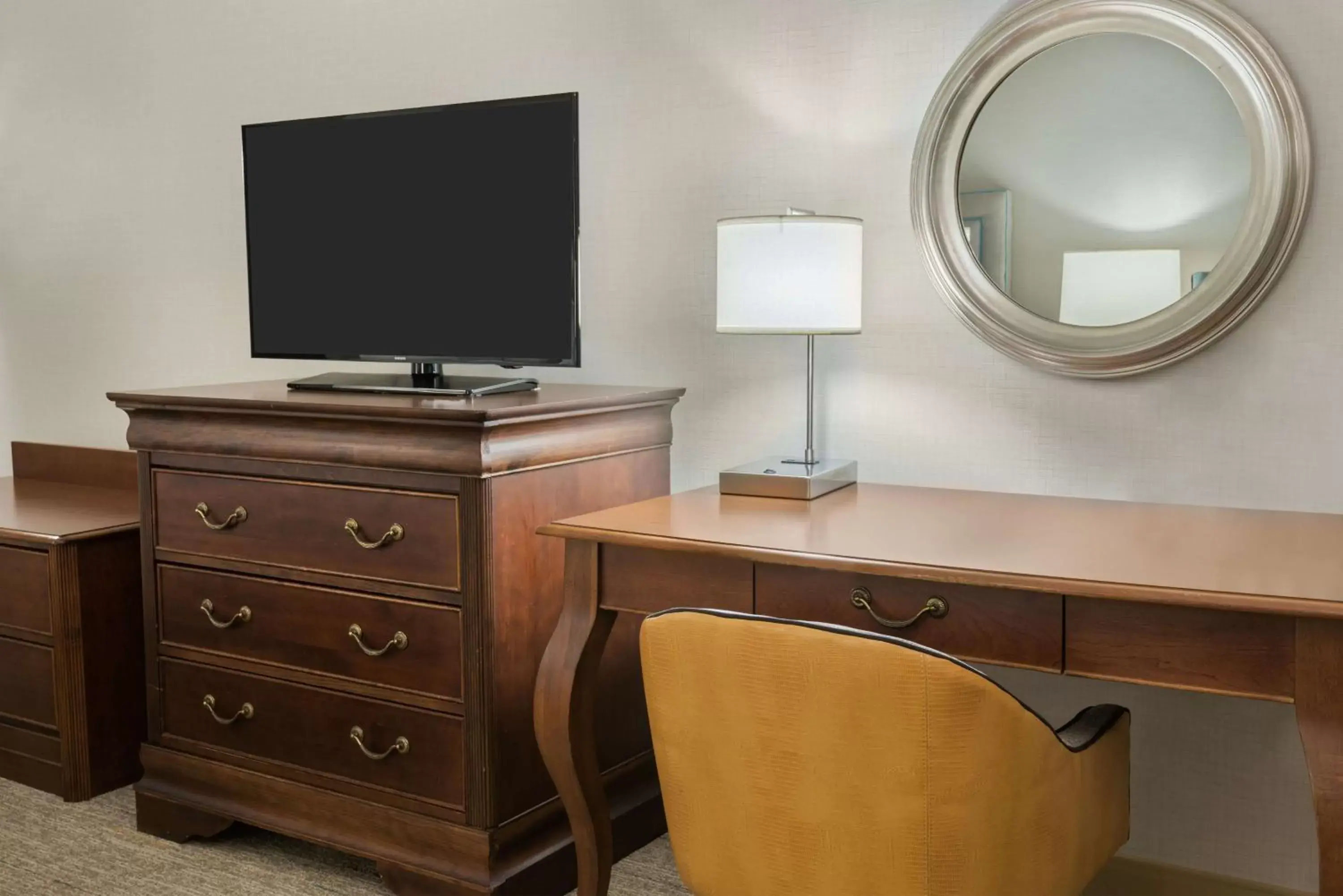 Bed, TV/Entertainment Center in Hampton Inn Boston Bedford Burlington