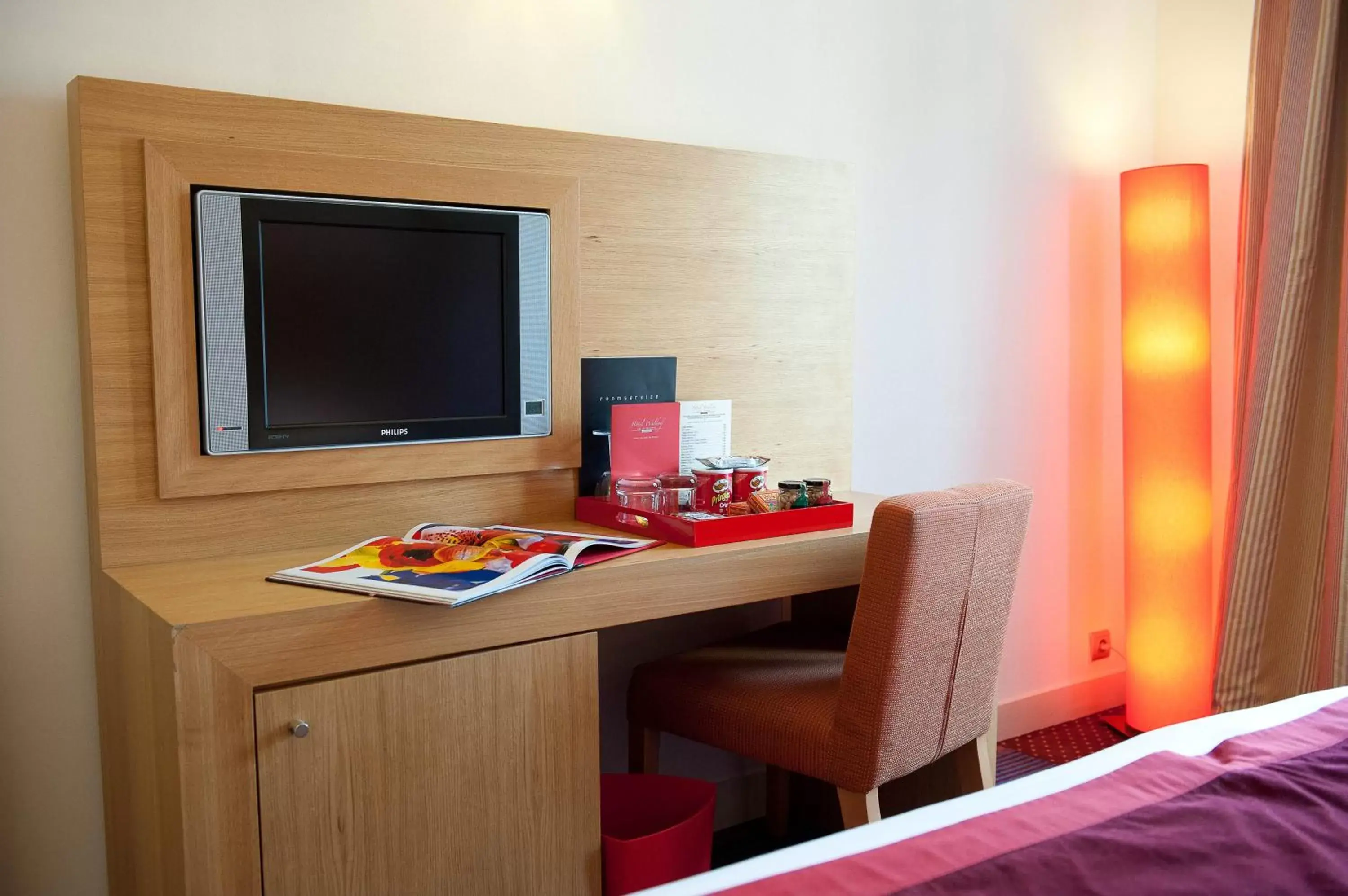 TV and multimedia, Bed in Westside Arc de Triomphe Hotel TV and multimedia, Bed in Westside Arc de Triomphe Hotel