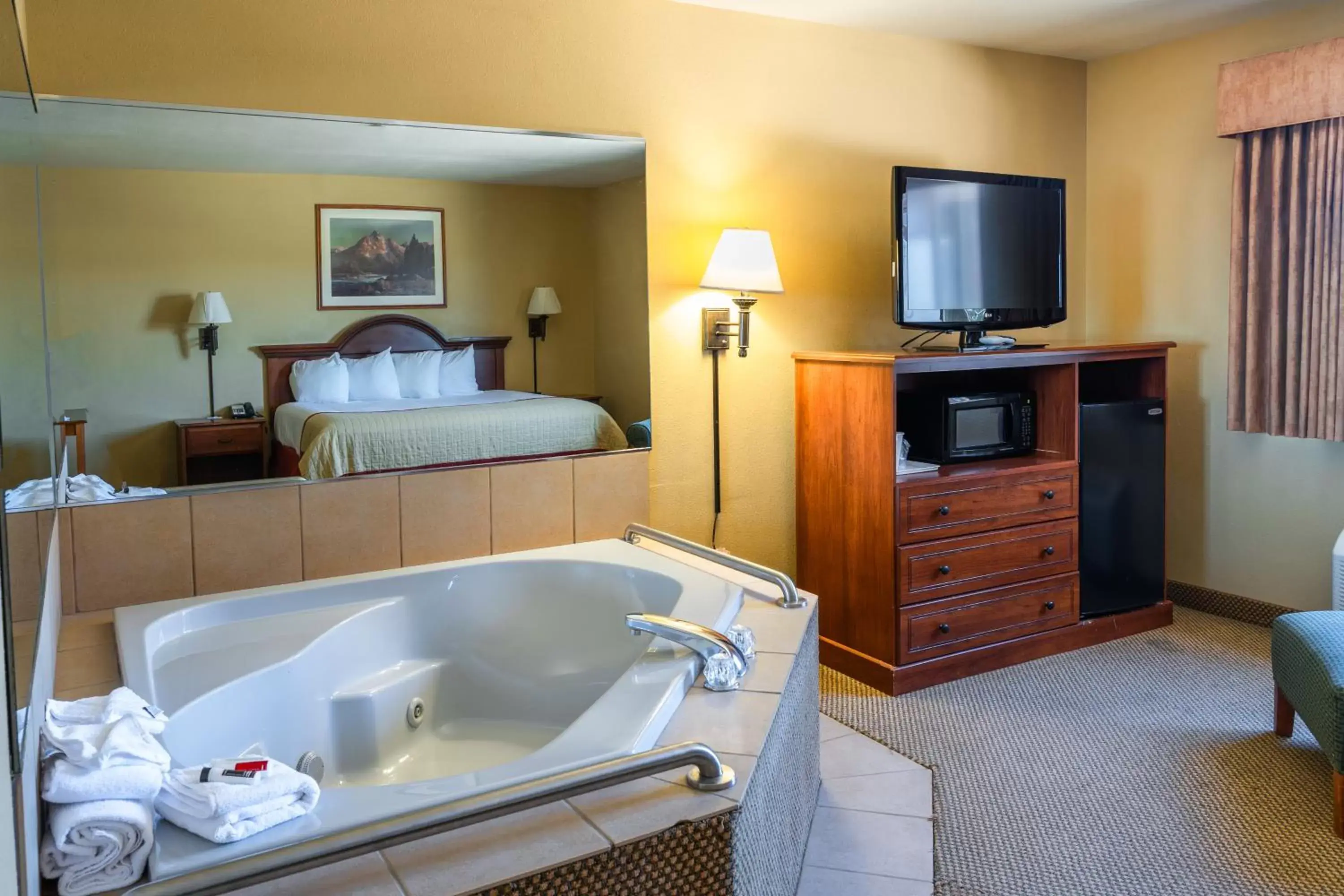 Hot Tub in Pinedale Hotel & Suites