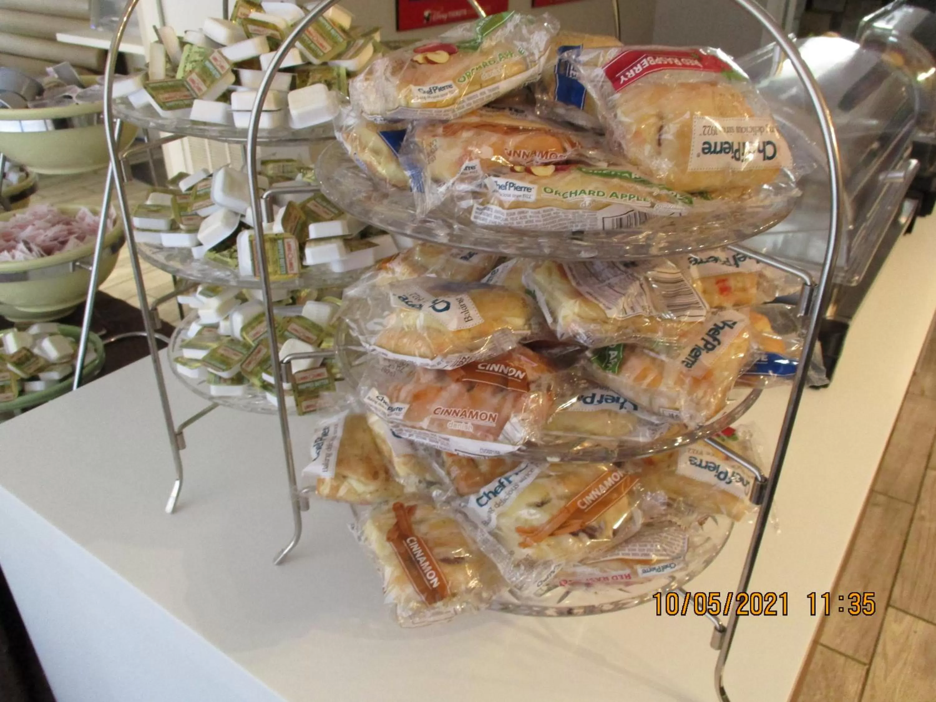 Buffet breakfast in Quality Inn & Suites Kissimmee by The Lake - Free Shuttle to Theme Parks