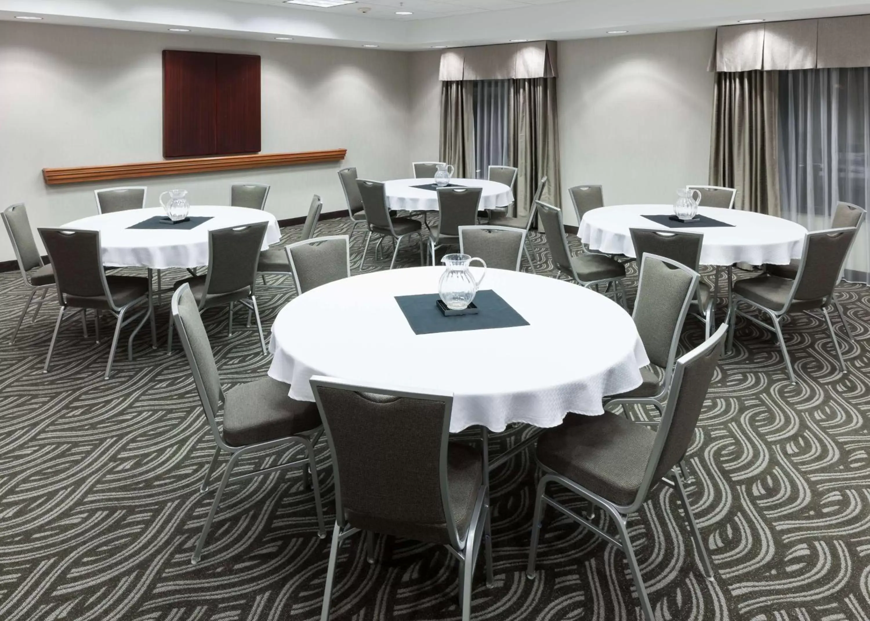 Meeting/conference room in Hampton Inn & Suites Tulare