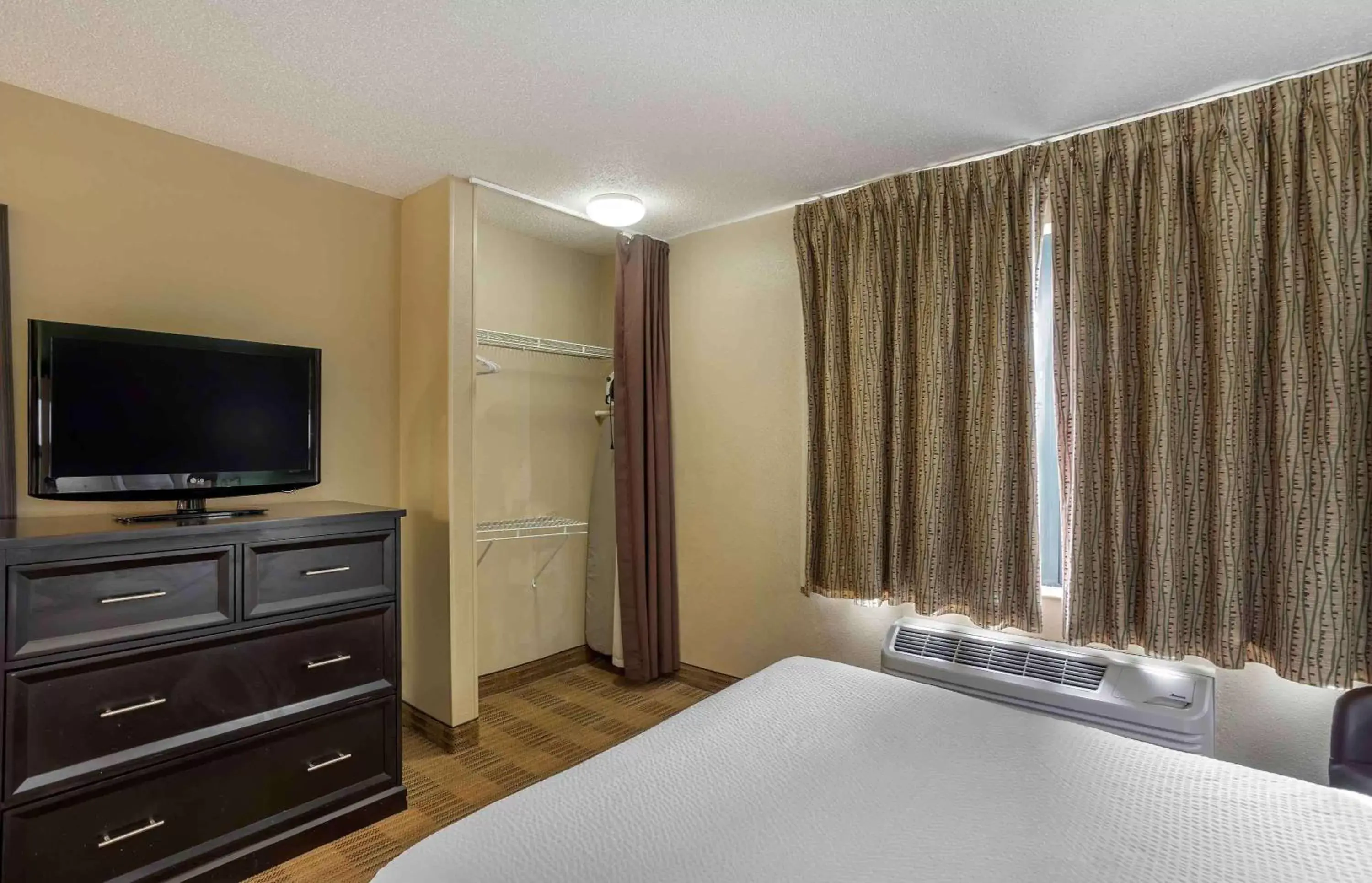 Bedroom, TV/Entertainment Center in Extended Stay America Suites - Philadelphia - Horsham - Welsh Rd