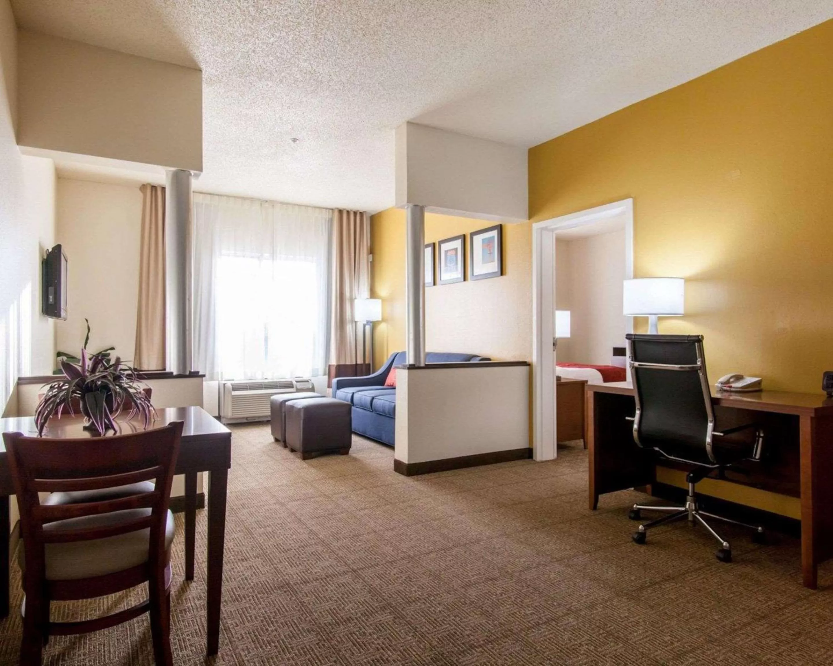 Photo of the whole room in Comfort Suites Tulsa Central