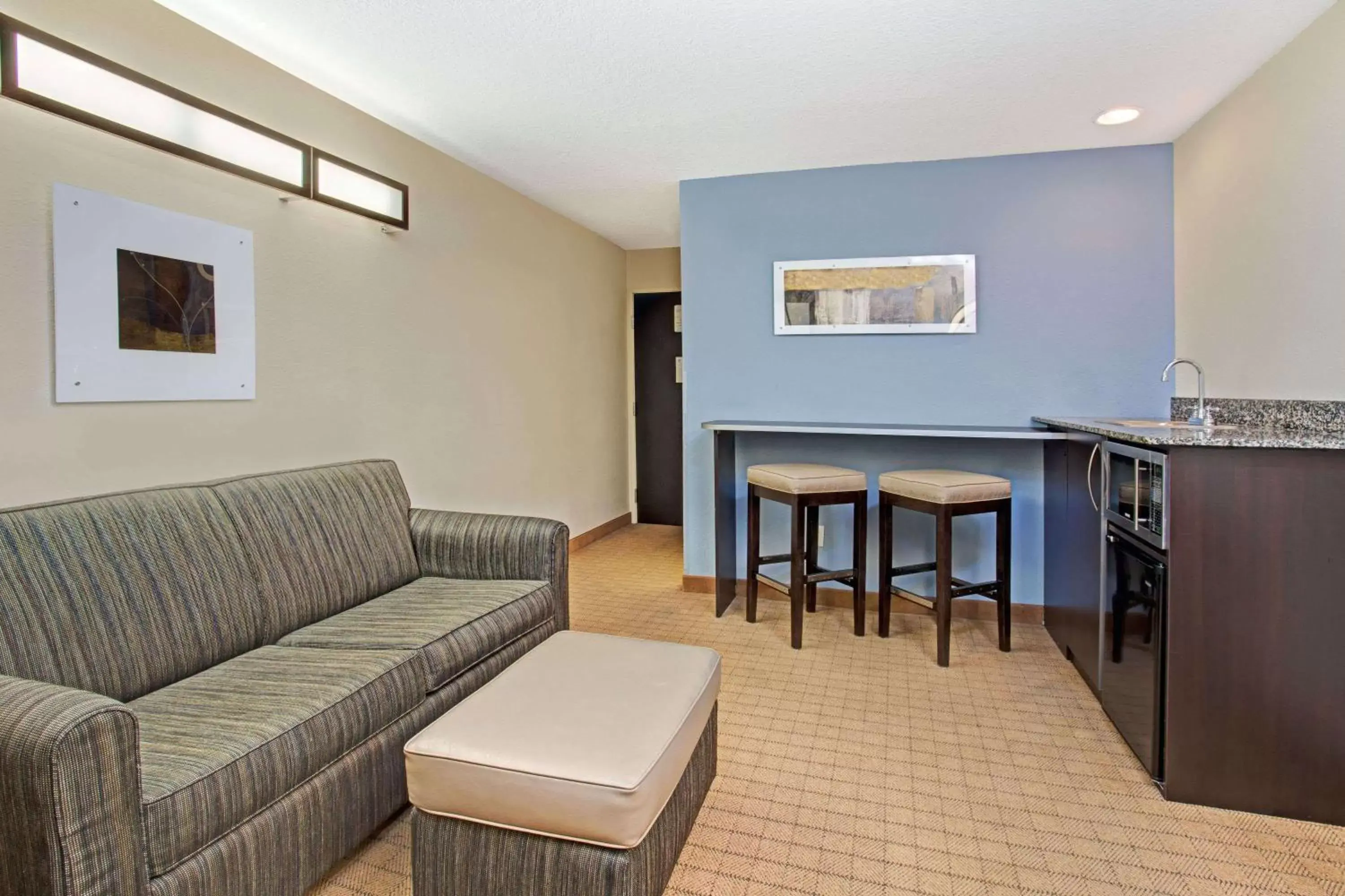 Queen Suite with Mobility/Hearing Access and Bathtub with Grab Bars - Non-Smoking in Microtel Inn & Suites by Wyndham Brooksville