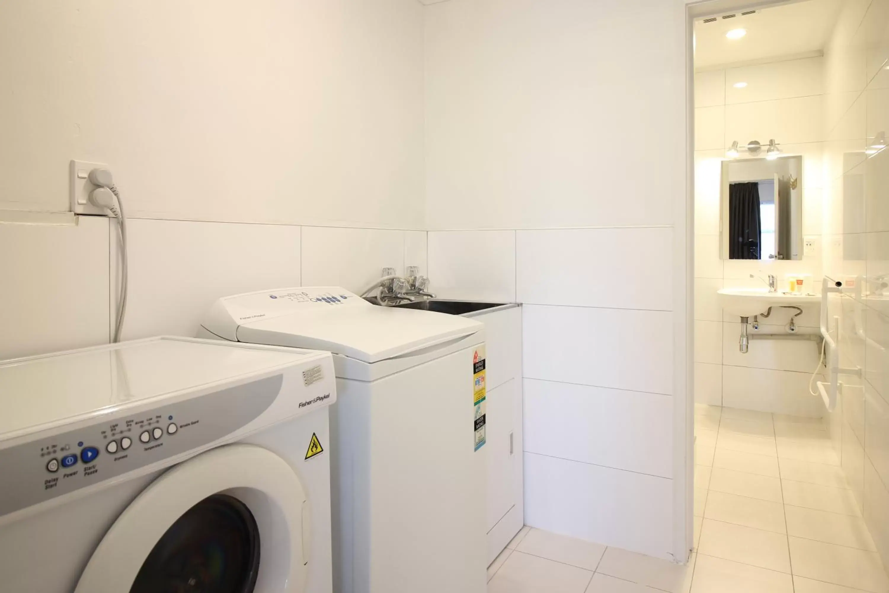 Bathroom, Kitchen/Kitchenette in Mount Richmond Hotel