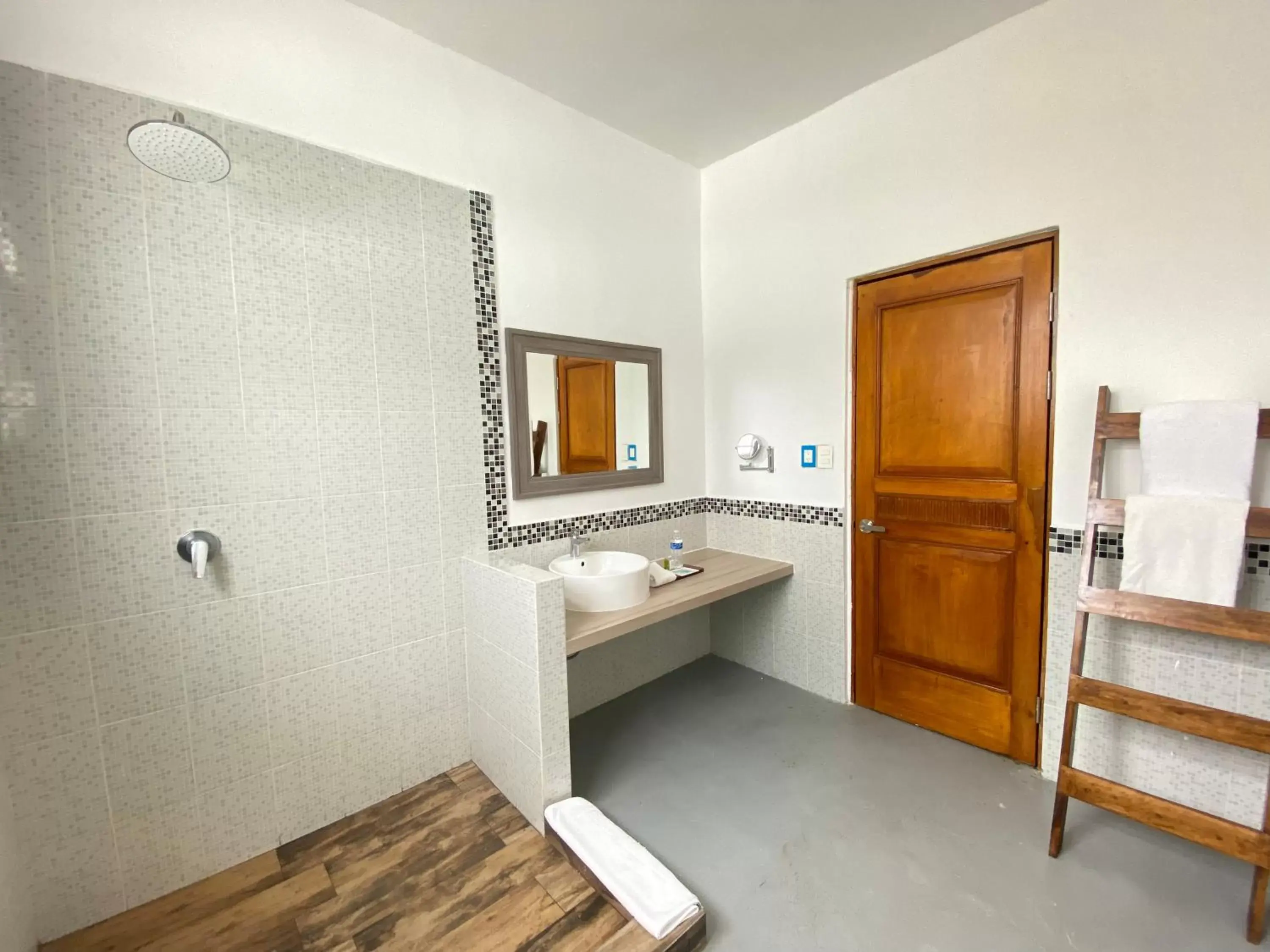 Shower, Bathroom in Ocean Drive Hotel