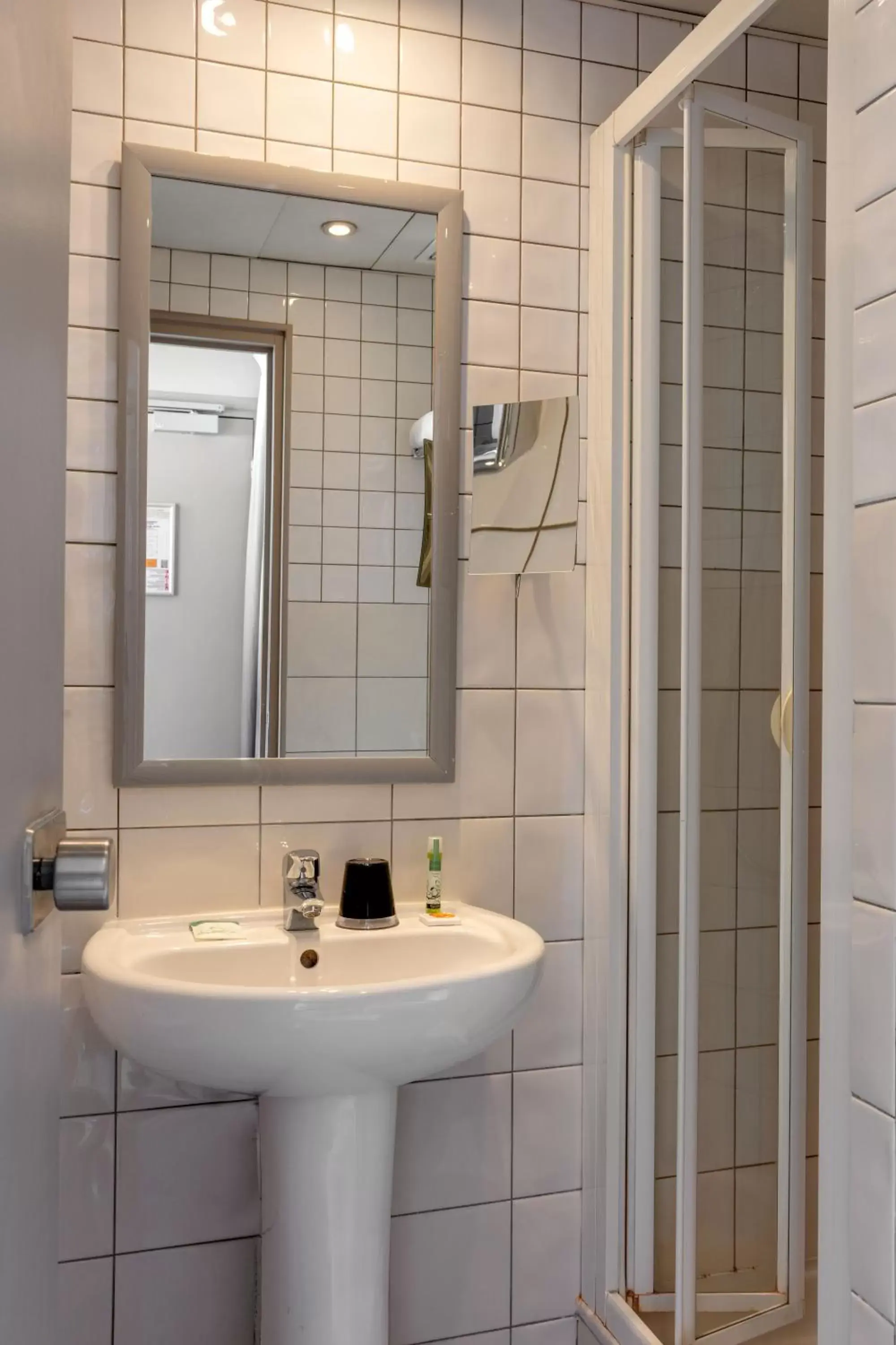Bathroom in Hotel des Nations Saint Germain