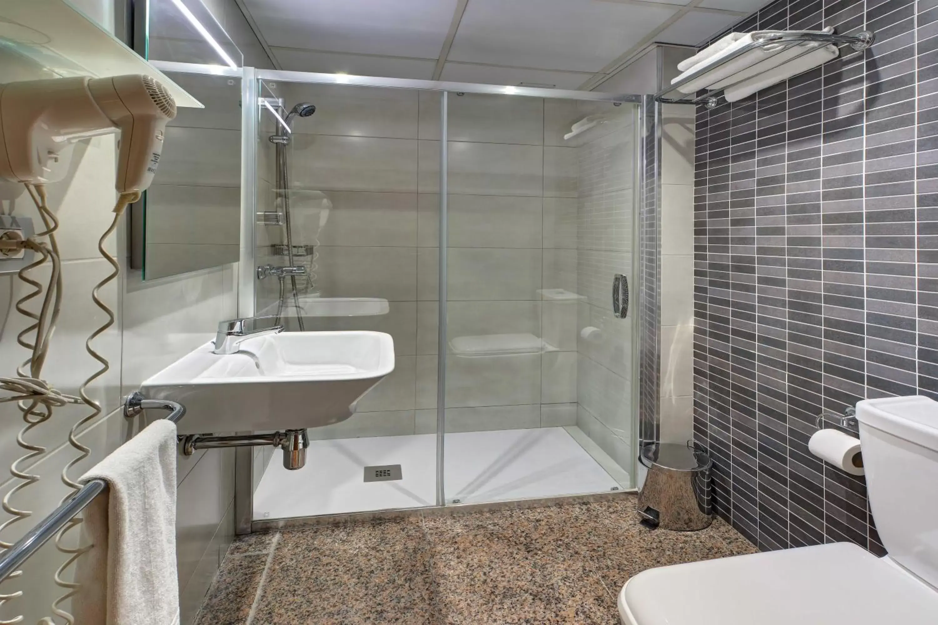 Shower, Bathroom in Hotel Nuevo Triunfo
